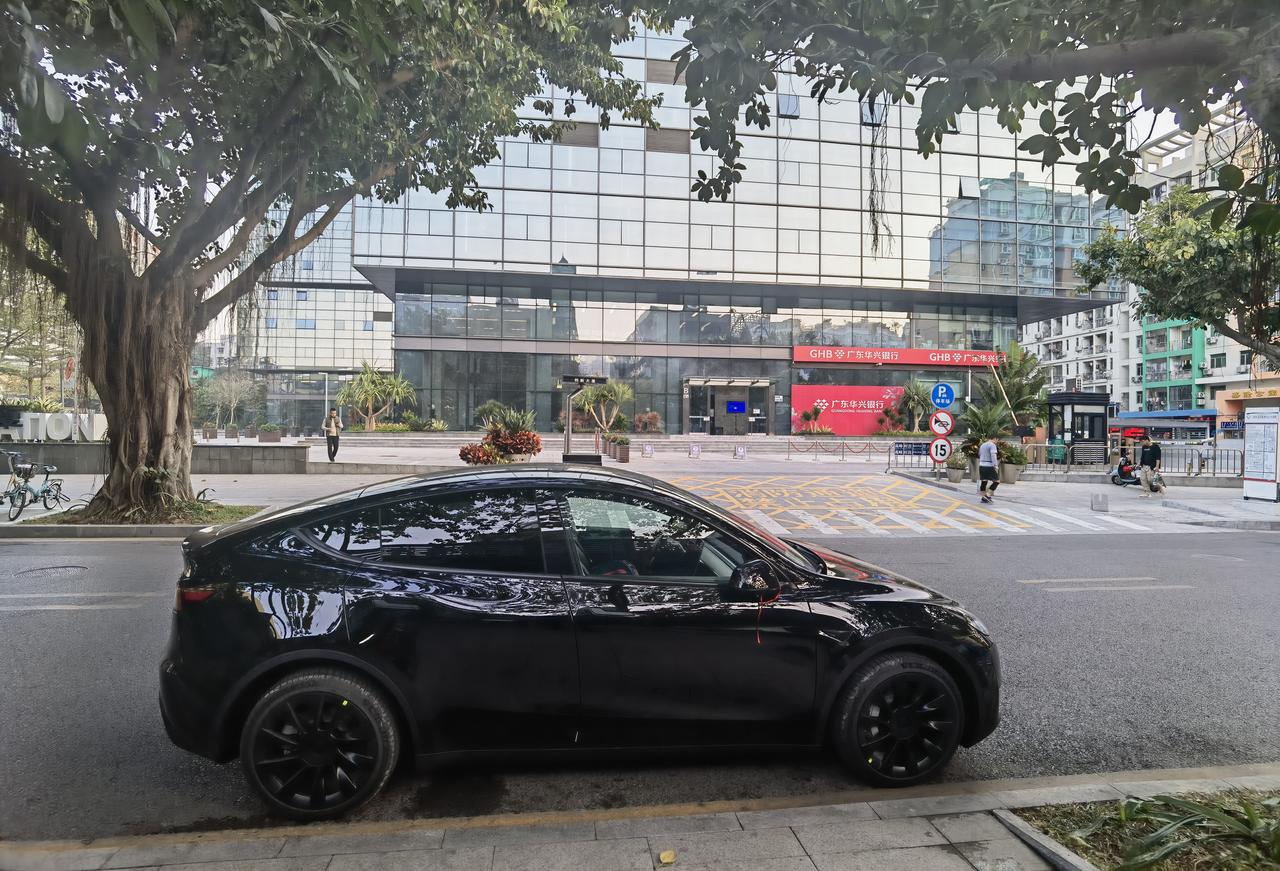 特斯拉Model Y 各位车友 提车一周每次充电时刚开始和充电后车子都会有嗡嗡声 而且有振动 方向盘握着很明显这个是什么