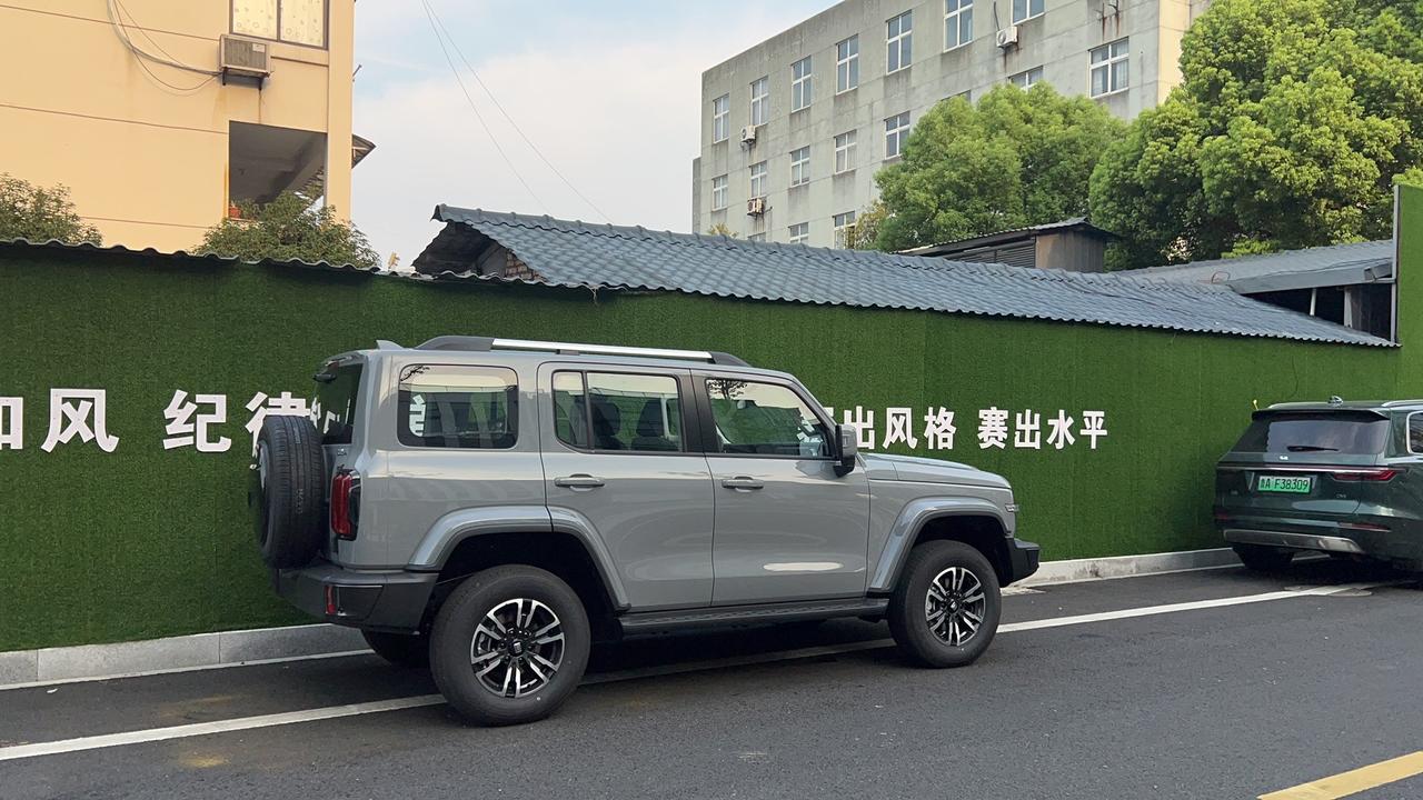 坦克300我看型原本自带的底盘护板是那几个啊，我从发动机舱都能看到地面如果要加装底盘护板的话大家推荐加那几块呢？