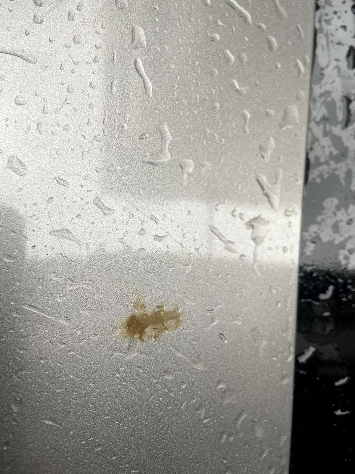 长安逸动 是不是生锈。还是怎么了。擦不掉。不像是粘上东西。像里面出来的。各位老哥看下怎么回事。是不是绣了。湿毛巾擦不掉
