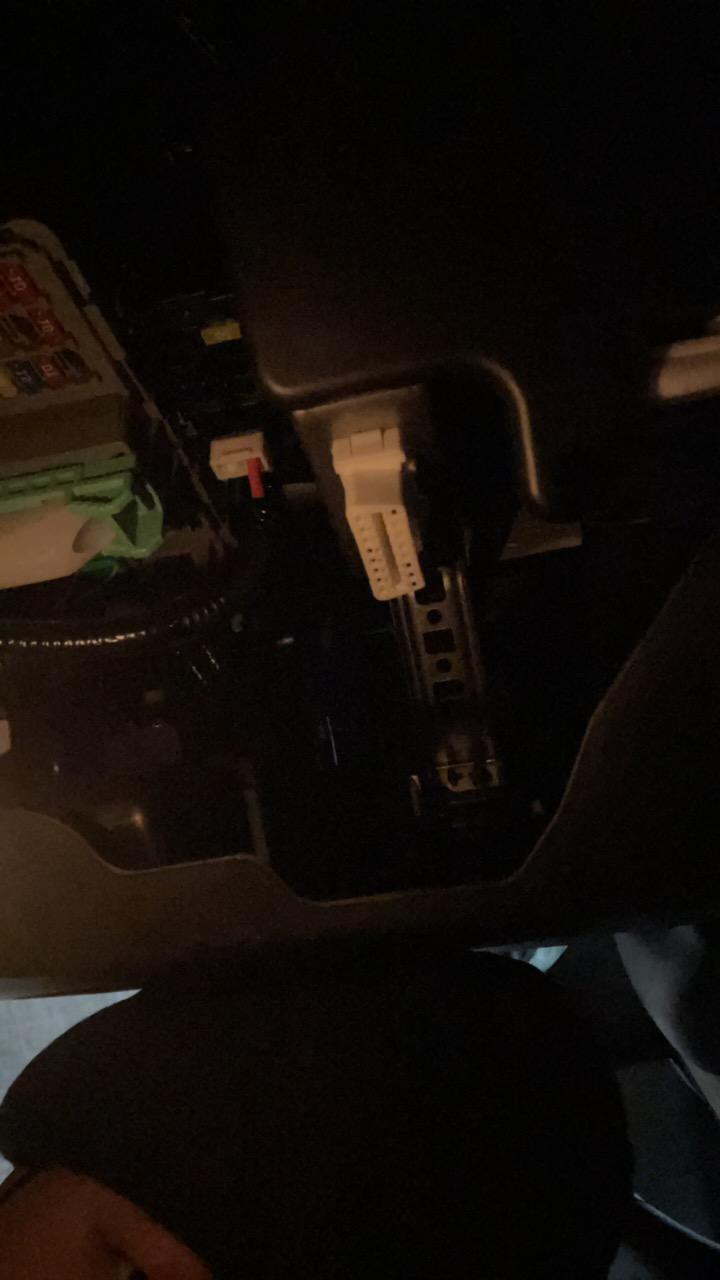 皓影豪华版这个地方就这样露着的？一点保护都没吗 邮箱盖开关的上面 主驾驶左下方 线接口的地方