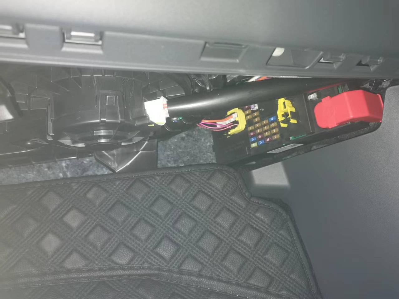 长安深蓝SL03 手套箱下面线路裸露的地方，淘宝有护板卖嘛，该搜索什么名字