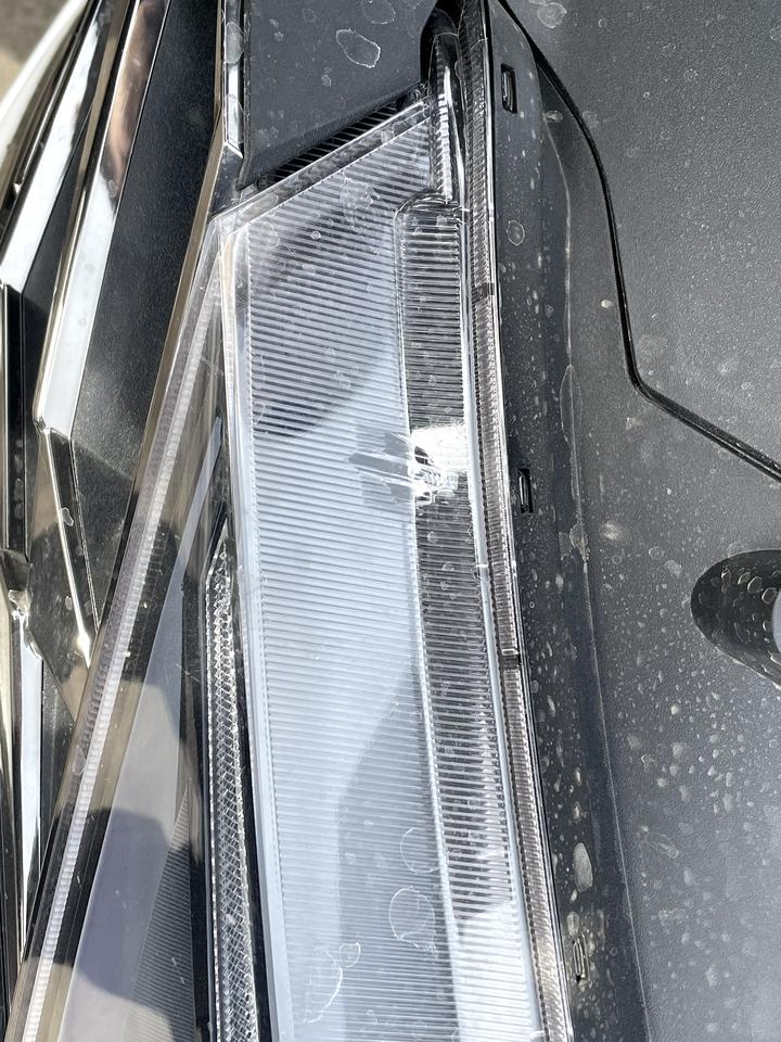 新买的伊兰特 大灯前面出厂就是这样还是被4s店的拆装了