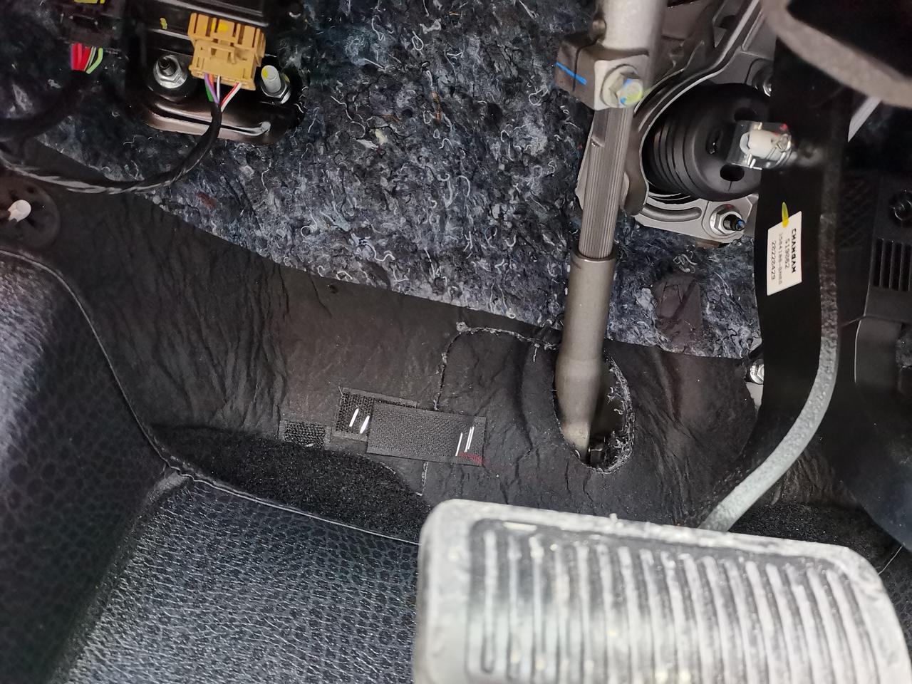 你们22款逸动plus脚底板是这样的吗？感觉做工好糙啊