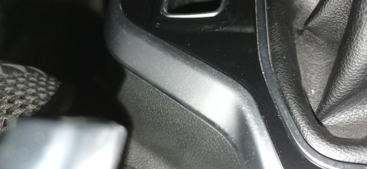 奇瑞瑞虎5x 提车几个月了，在档把边上银色内饰上看到有一些类似霉斑的痕迹，直接用纸擦也擦不掉，用酒精也不能完全去除，这是