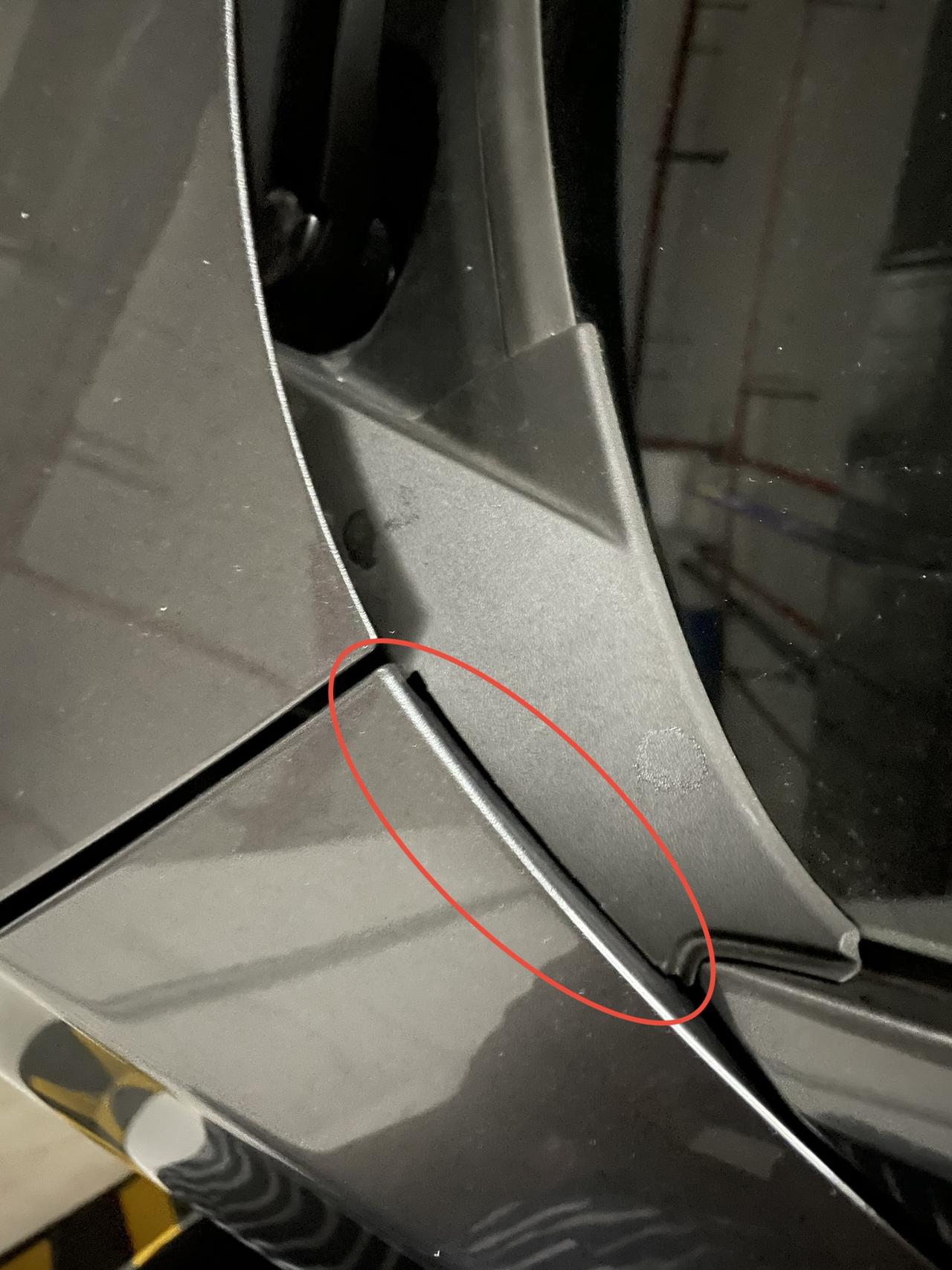 长安UNI-T 兄弟萌，问两个问题，图1⃣️雨刮器接口端的洞有虫子尸体掉进去了能弄出来吗？图2⃣️因为图1的缘故，发现了