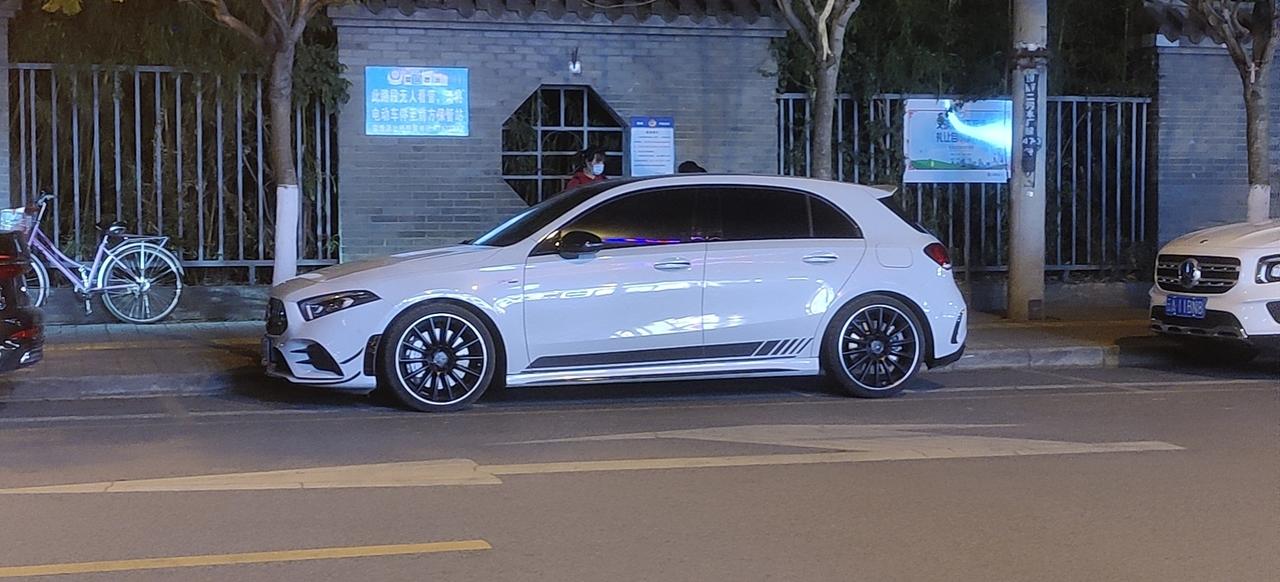 奔驰A级AMG 提车3个月了 发现下斜坡门和胶条会有摩擦的声音 天气热的时候也会  车友们有遇见过吗？