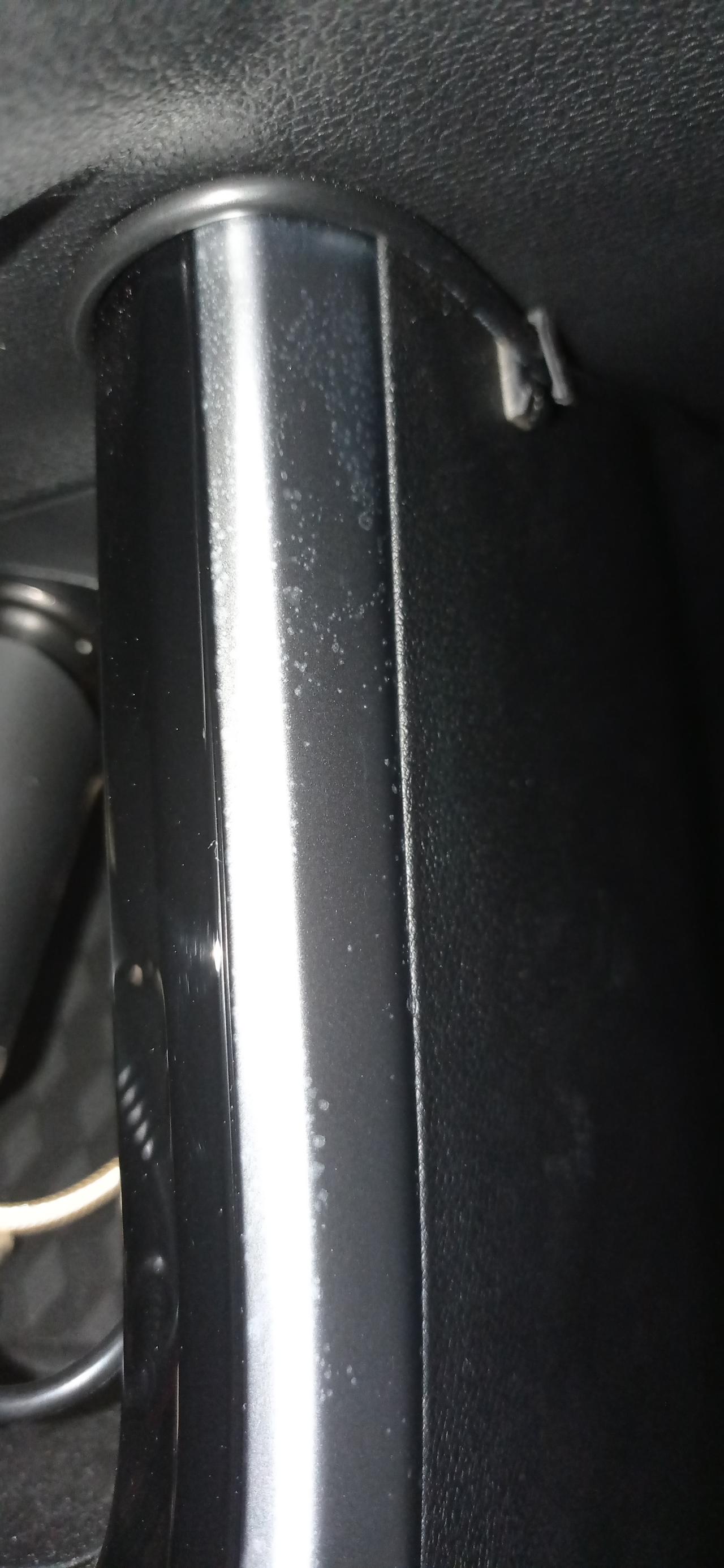 奇瑞瑞虎5x 提车几个月了，在档把边上银色内饰上看到有一些类似霉斑的痕迹，直接用纸擦也擦不掉，用酒精也不能完全去除，这是