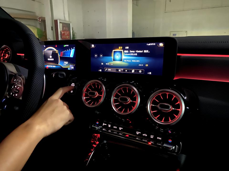 奔驰A级AMG 求问大哥们 我的车是7月的 这是带carplay的吗 怎么区分这些按键镀铬的还是塑料的啊…我咋看不出来啊