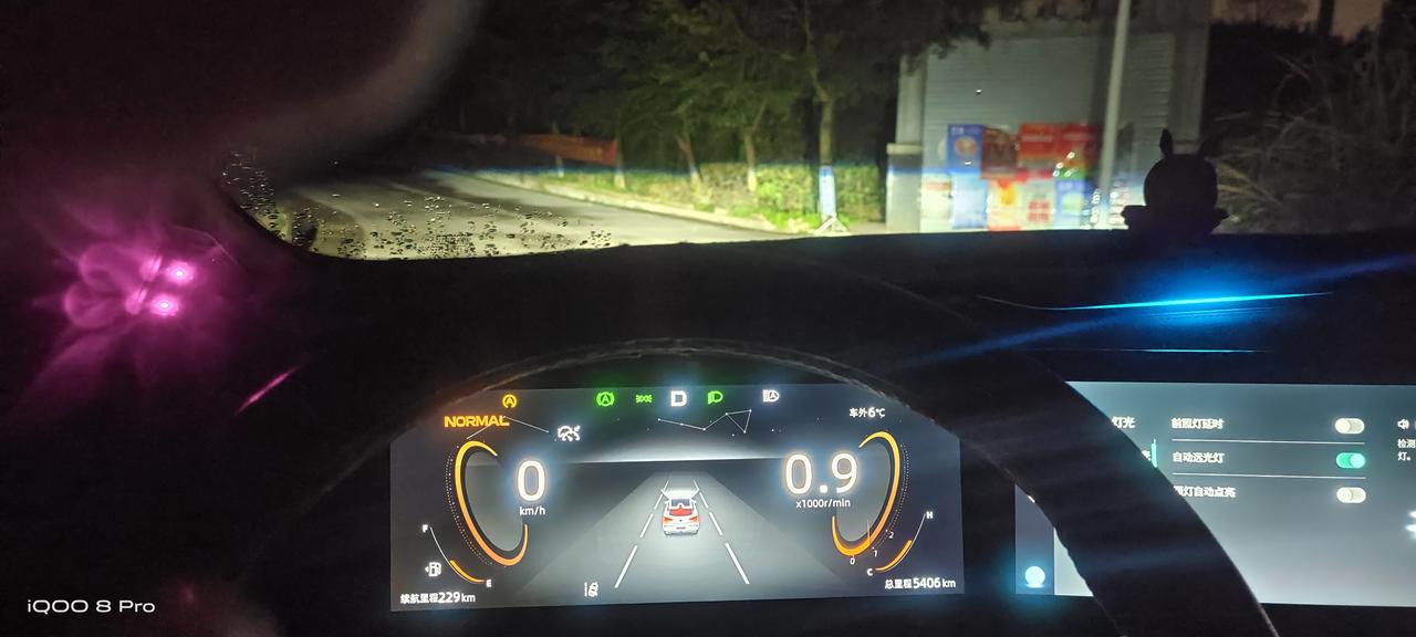 长安UNI-T AUTo自动大灯，车机都开着的，为啥在全黑的道路上不自动开远光呀