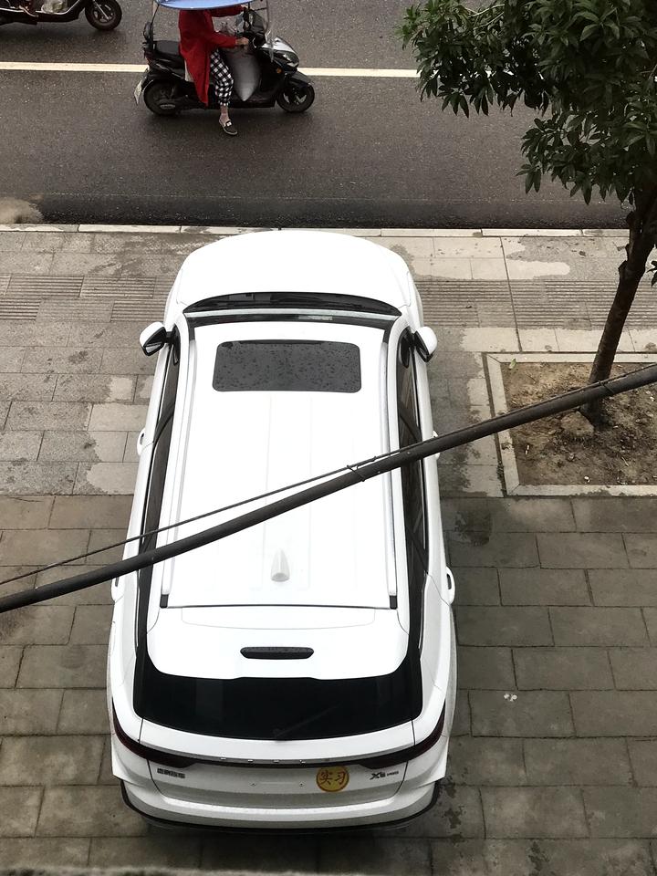 吉利远景X6 新提车。锁车两边后视镜折叠角度不一样怎么回事啊