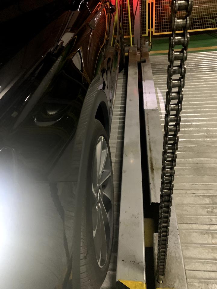 各位车友好！你们的航海家后视镜下翻到底会出现咔咔声吗？今天停立体车库，第一次用下翻功能，差不多到底的时候会出现咔咔声然后