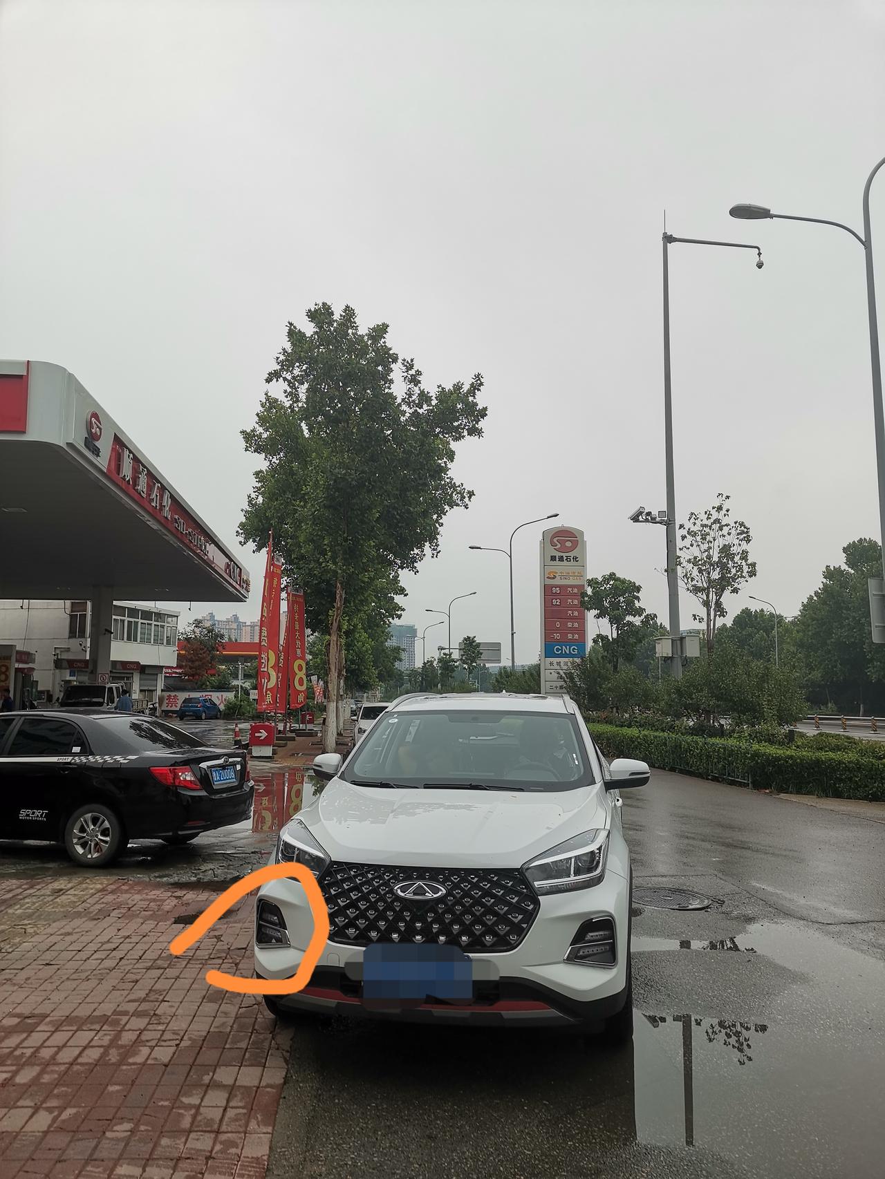 奇瑞瑞虎5x 问下各位，这个灯是什么灯呀？【一血】上个月6月18号提的车，昨天7月10号从停车位出来，碰到了这里，车子右