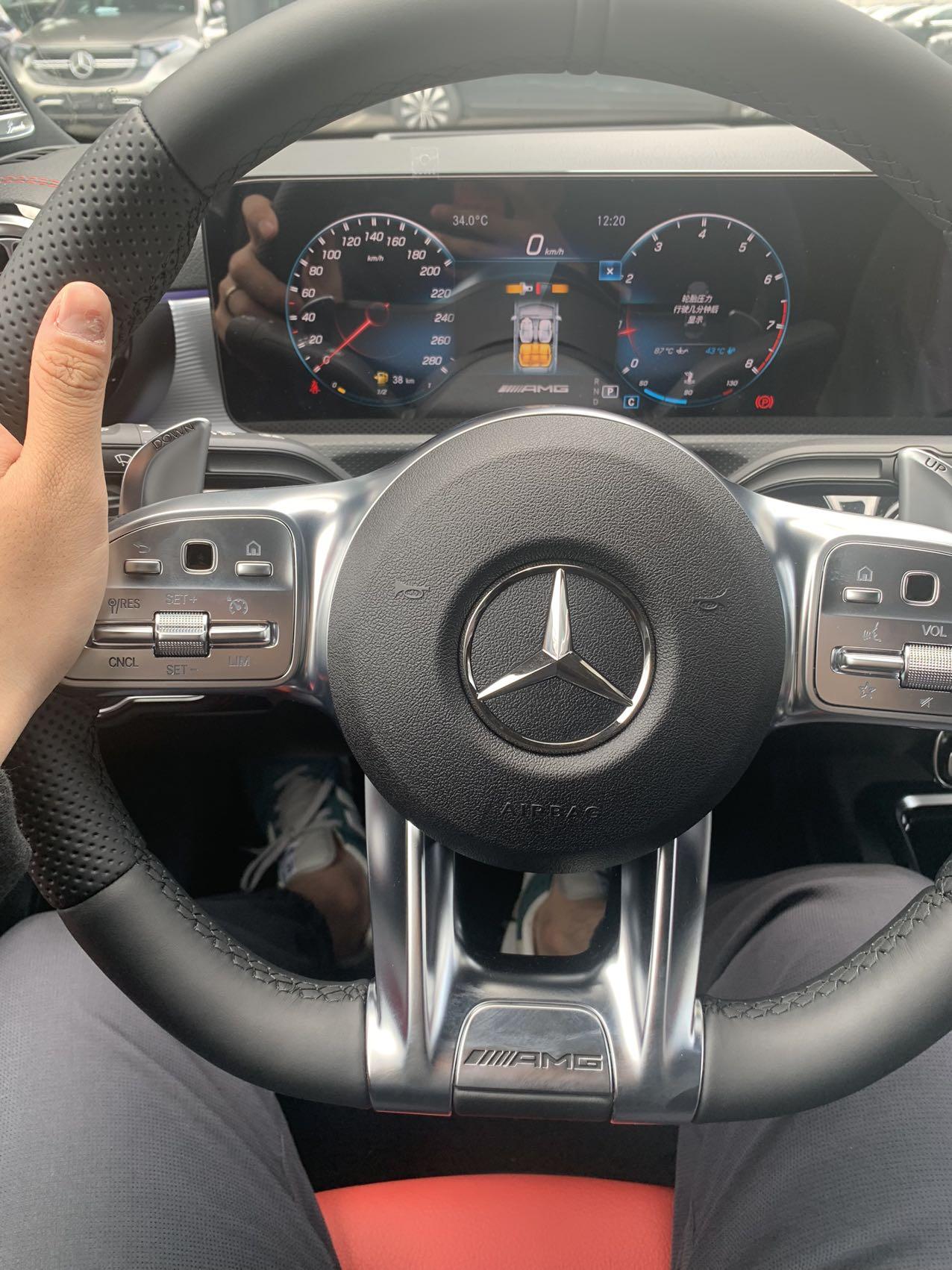 奔驰A级AMG A35稍微不扶着方向跑偏大家有过吗 还是因为转向框量小  我过于敏感了