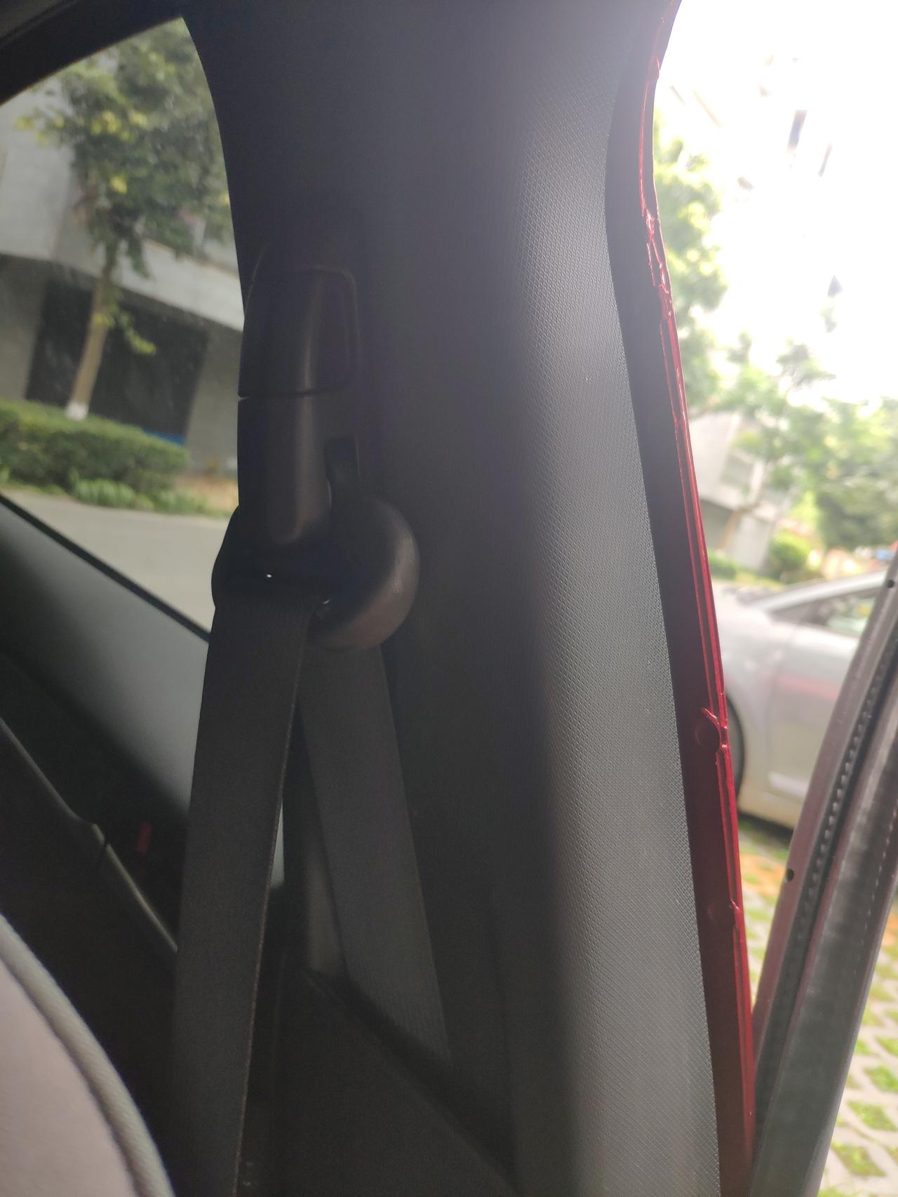20款尊崇阿特兹，现在1万公里了，最近左侧B柱有异响是哒哒哒哒的那种，行车有颠簸就会响。请问怎么解决啊
