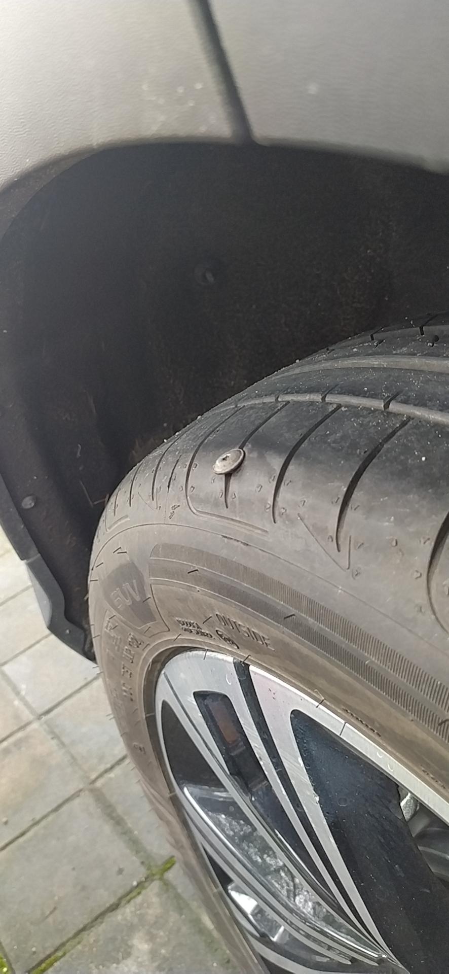 魏牌拿铁DHT 请问轮胎扎钉子扎成这样，已确定拔掉会漏气，需要更换轮胎吗？