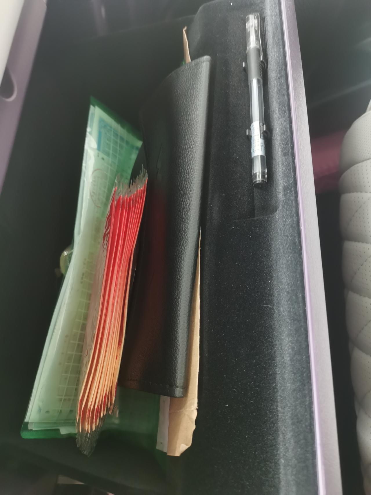 魏牌拿铁DHT 副驾驶储物格没有灯吗？超大杯