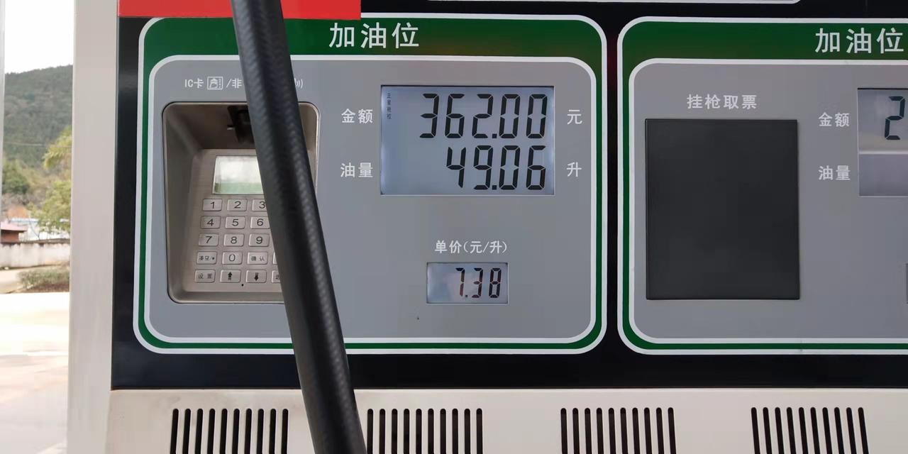 长安UNI-T 新车第一箱油的油耗表现，亮灯了表显还能跑120+公里，去加了49升。这油耗还可以吧？大多跑的高速和城市快
