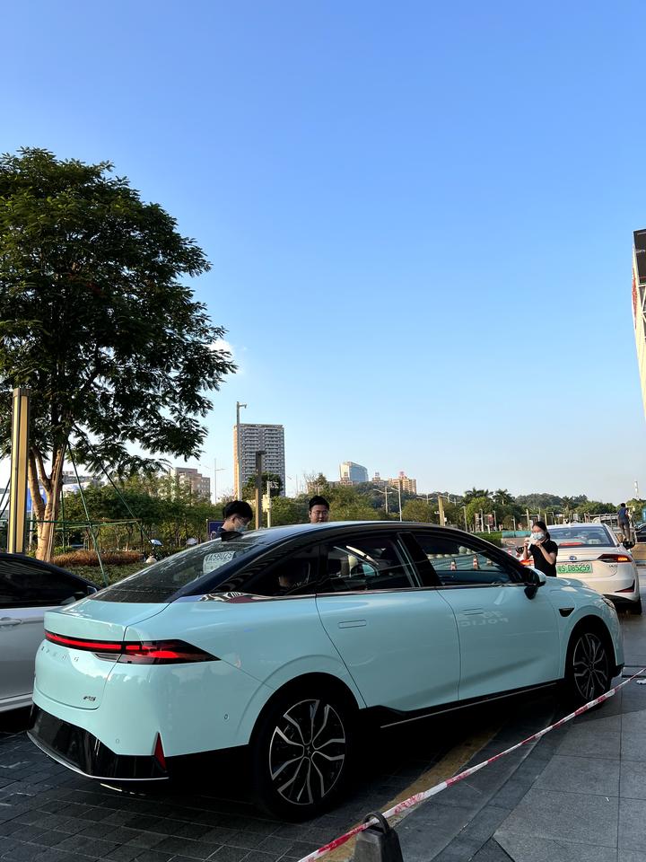 小鹏小鹏P5 懂的来说说，p5最低版本，值得买吗？昨天去试驾了p5，460g那个版本，现在买车送终身电池质保，送三千度电
