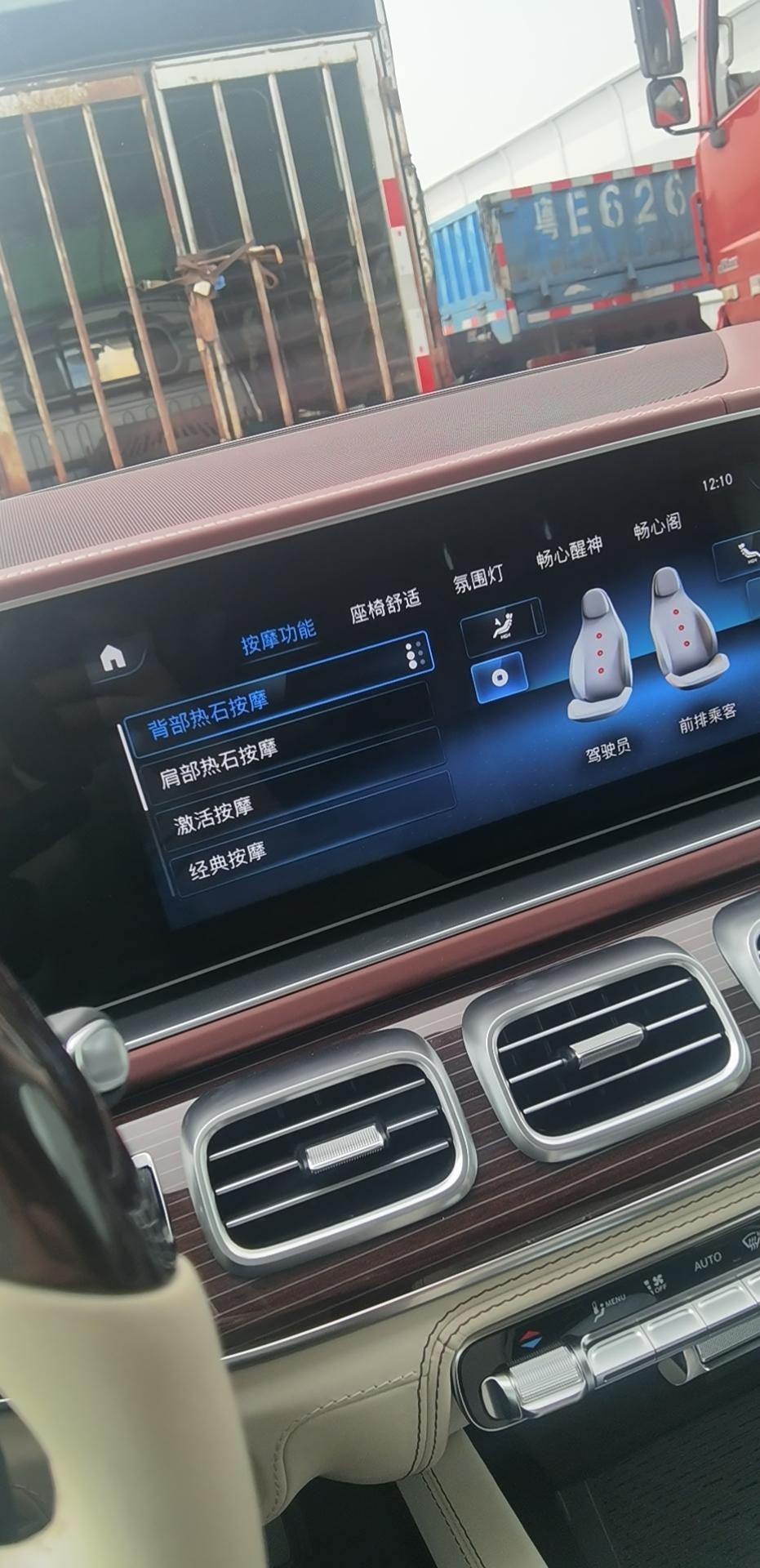 奔驰迈巴赫GLS 尾门开启有异响。开了3000多公里。。。有车主有这个问题吗？