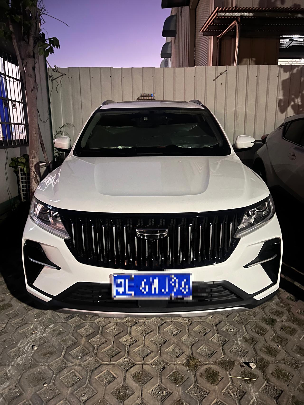 吉利远景X6 车买来打了没什么怪味 但是开了1000公里 打活一开空调就有一股味道是怎么回事啊 开空调一下就没味道了 但