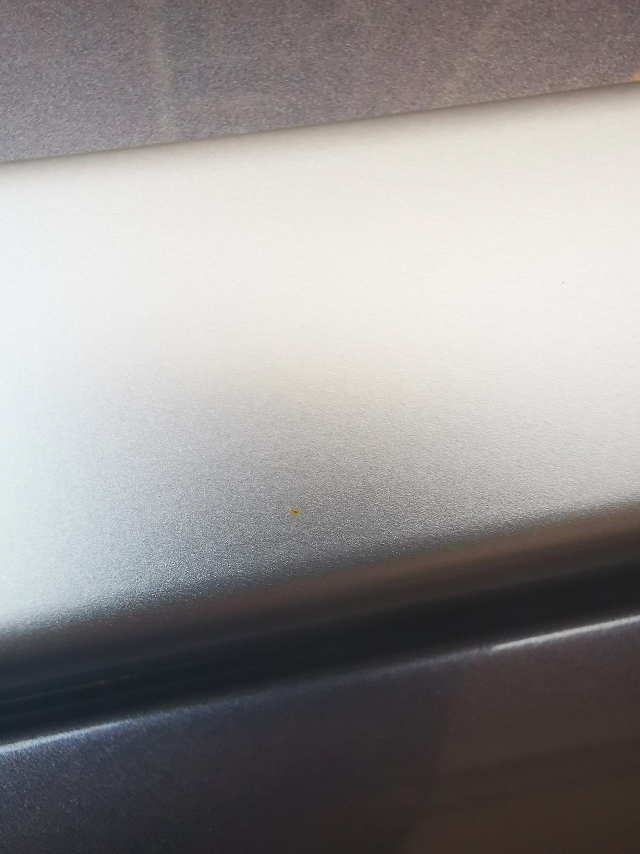 奇瑞瑞虎5x 今天在洗车店洗了下，没注意车顶上面有铁锈样子的点，怎么清除掉？