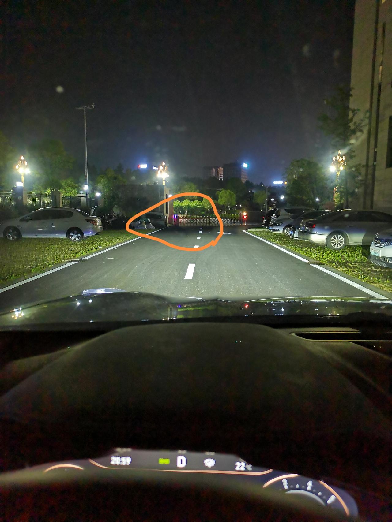 领克01 家人们来看看我的大灯是不是有问题？左边有一小块黑，下车看灯好像又没问题。