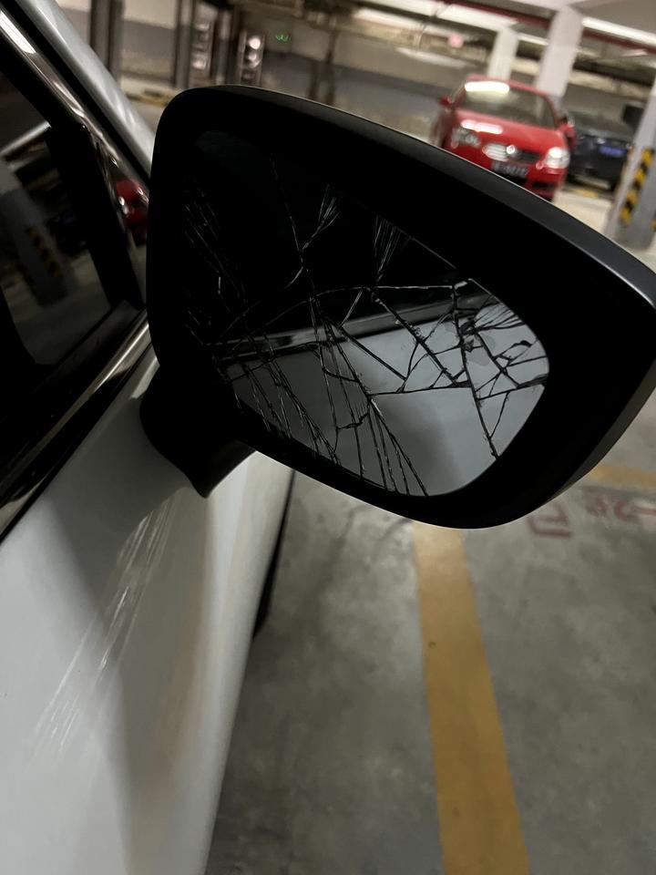 马自达阿特兹 老哥们，就镜子碎了，里面没啥问题，去四儿子店换一换要多少钱