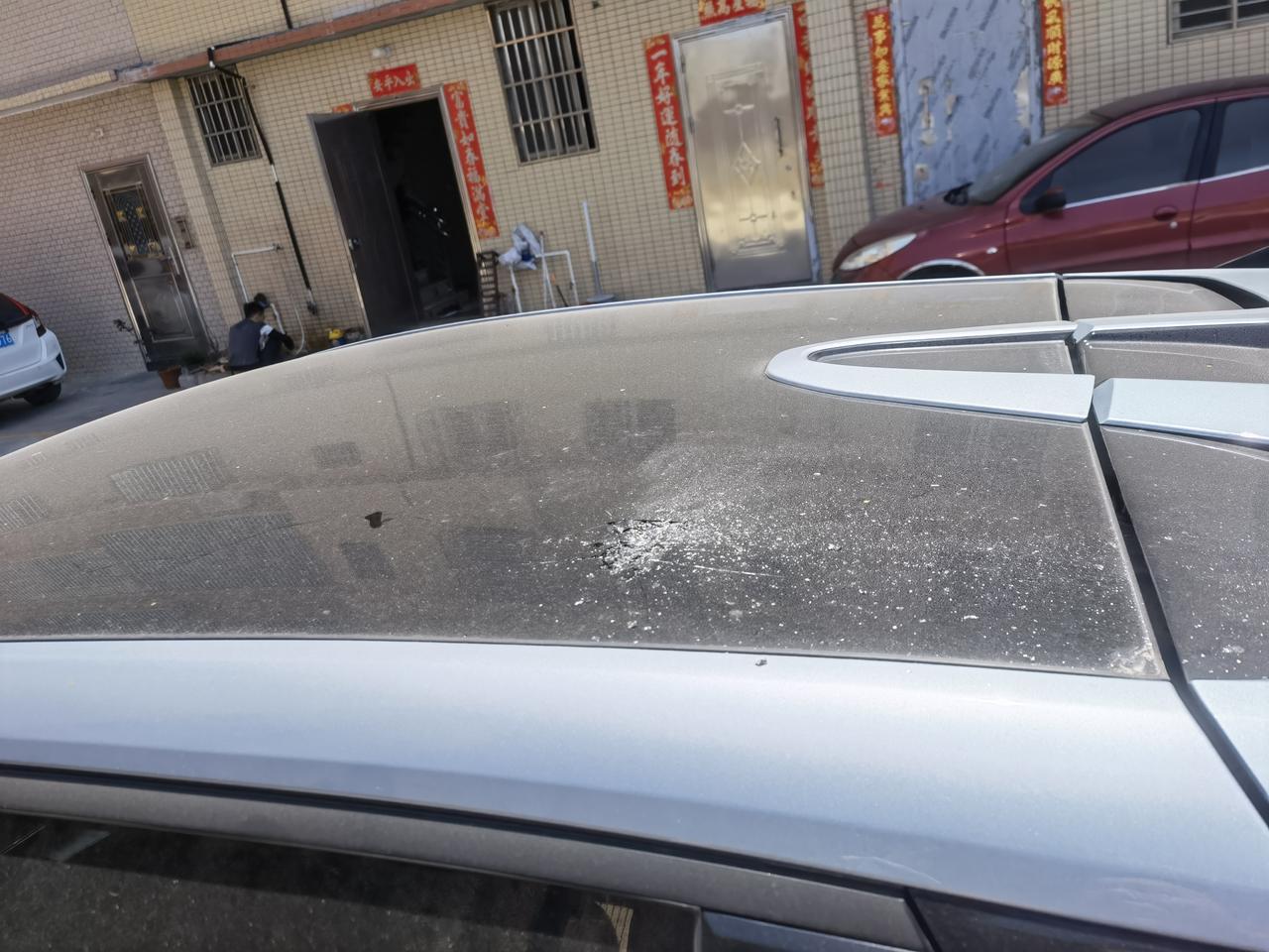 长安UNI-T 不知道被哪个不长眼的扔石头砸中了，汽修厂说找不到原厂的，说国产车一般也就是用大牌的，给我找了一个说质量肯