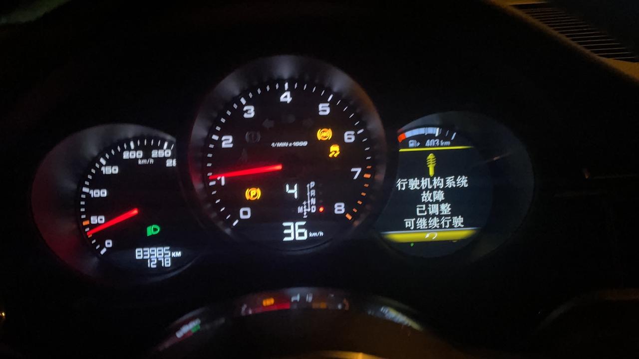 保时捷Macan 这是什么问题 一下子好 一下跳出来