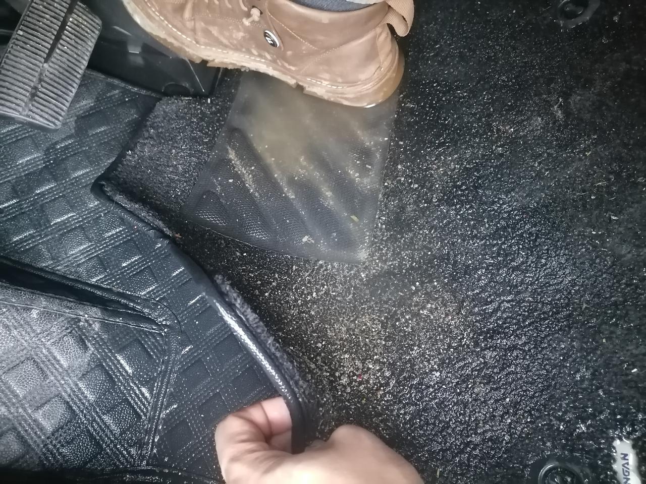 长安UNI-T 开了一年的unt，现在才发现渗水进驾驶室。只要一下雨驾驶室的脚垫都是水，这车出厂就有问题。我还以为是我自