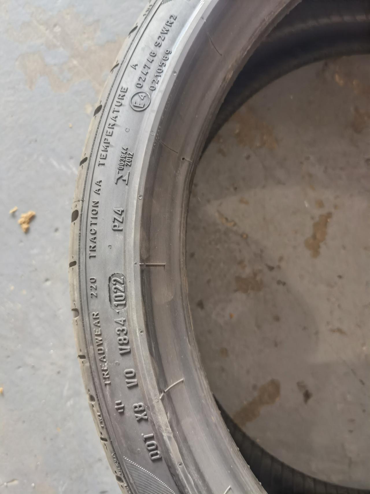 奔驰A级AMG 是不是假轮胎哦？年份是这里看吗？