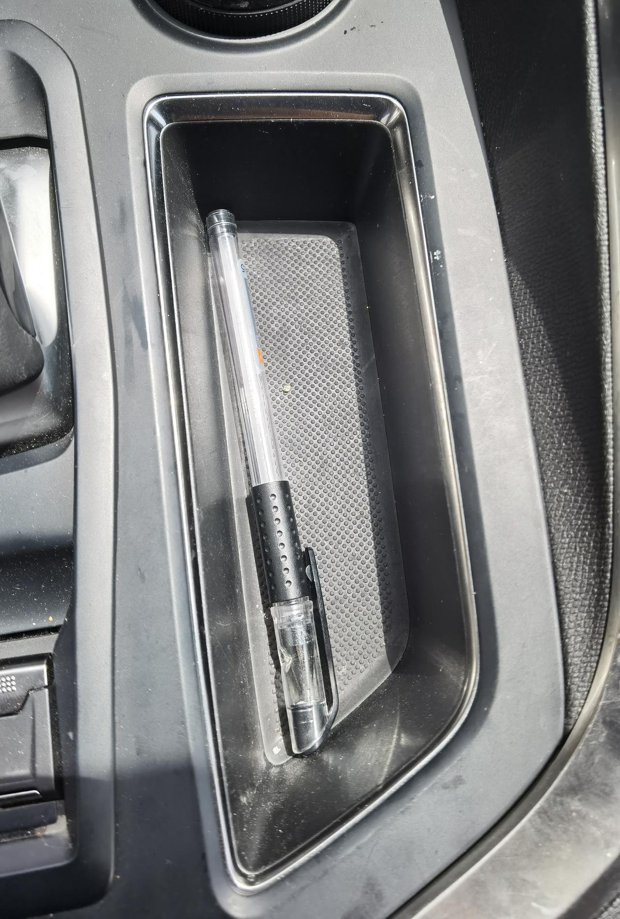 标致5008 这个储物槽有没有能放的烟灰缸？急求！