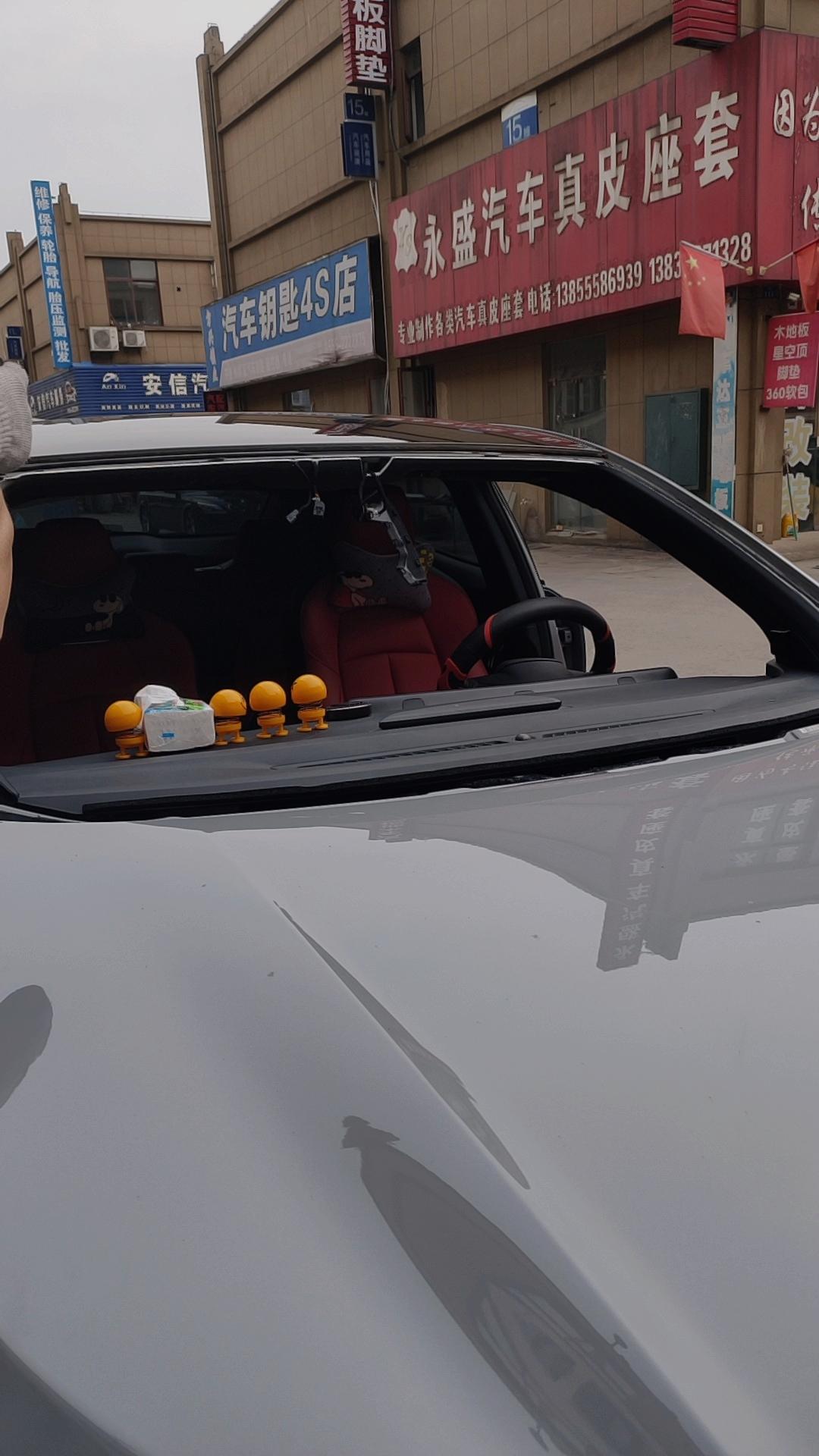 长安UNI-T 我车的车顶玻璃，裂了，现在裂纹已经从左后门快延伸要右后门了，不过裂纹不大，我打算扛到今年十月，因为我去年