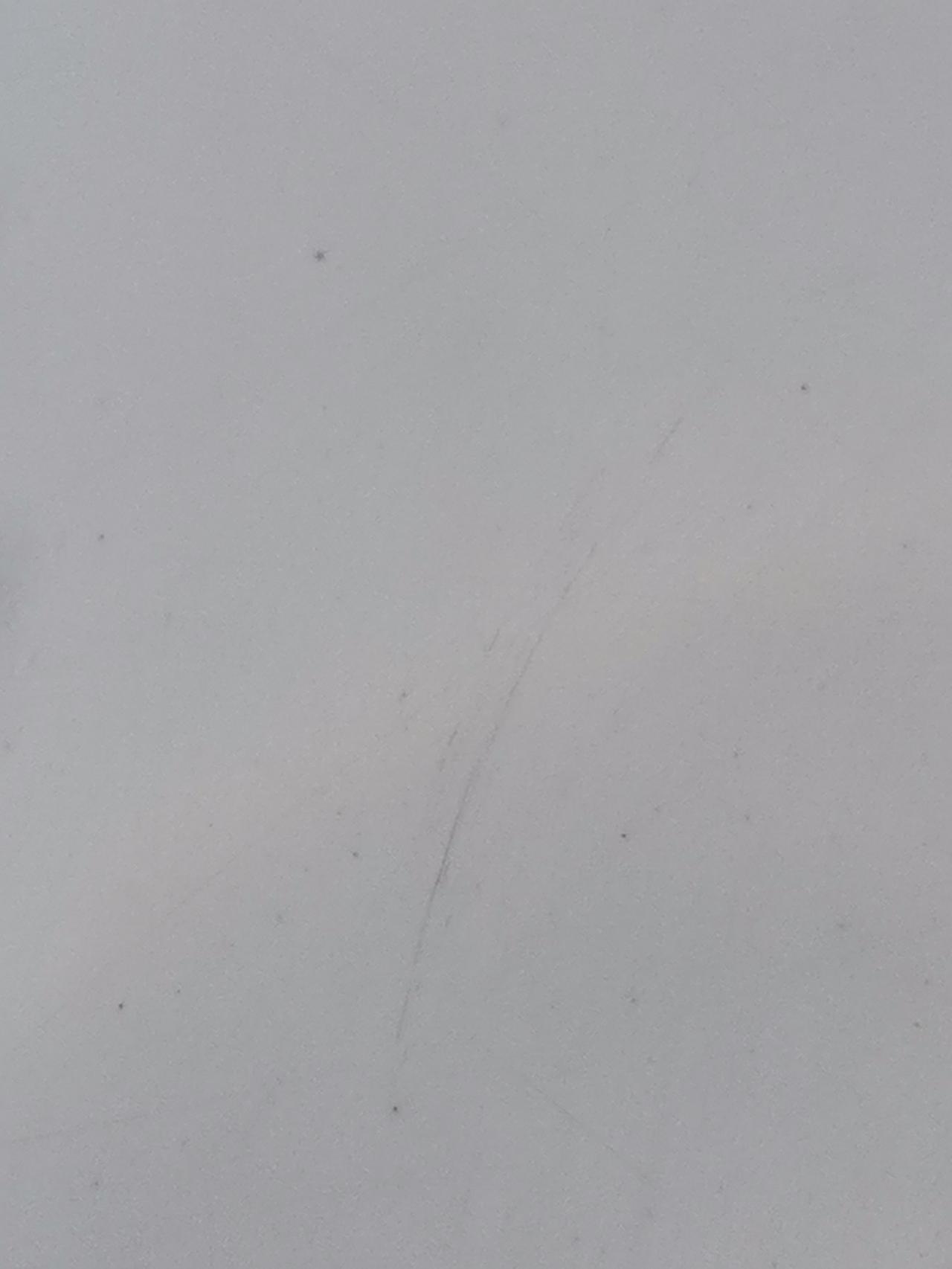 广汽传祺传祺GS4 引擎盖上叫别人故意刮的都是刮痕，像这样的怎么去除，图二的有白印子，反光拍不出来