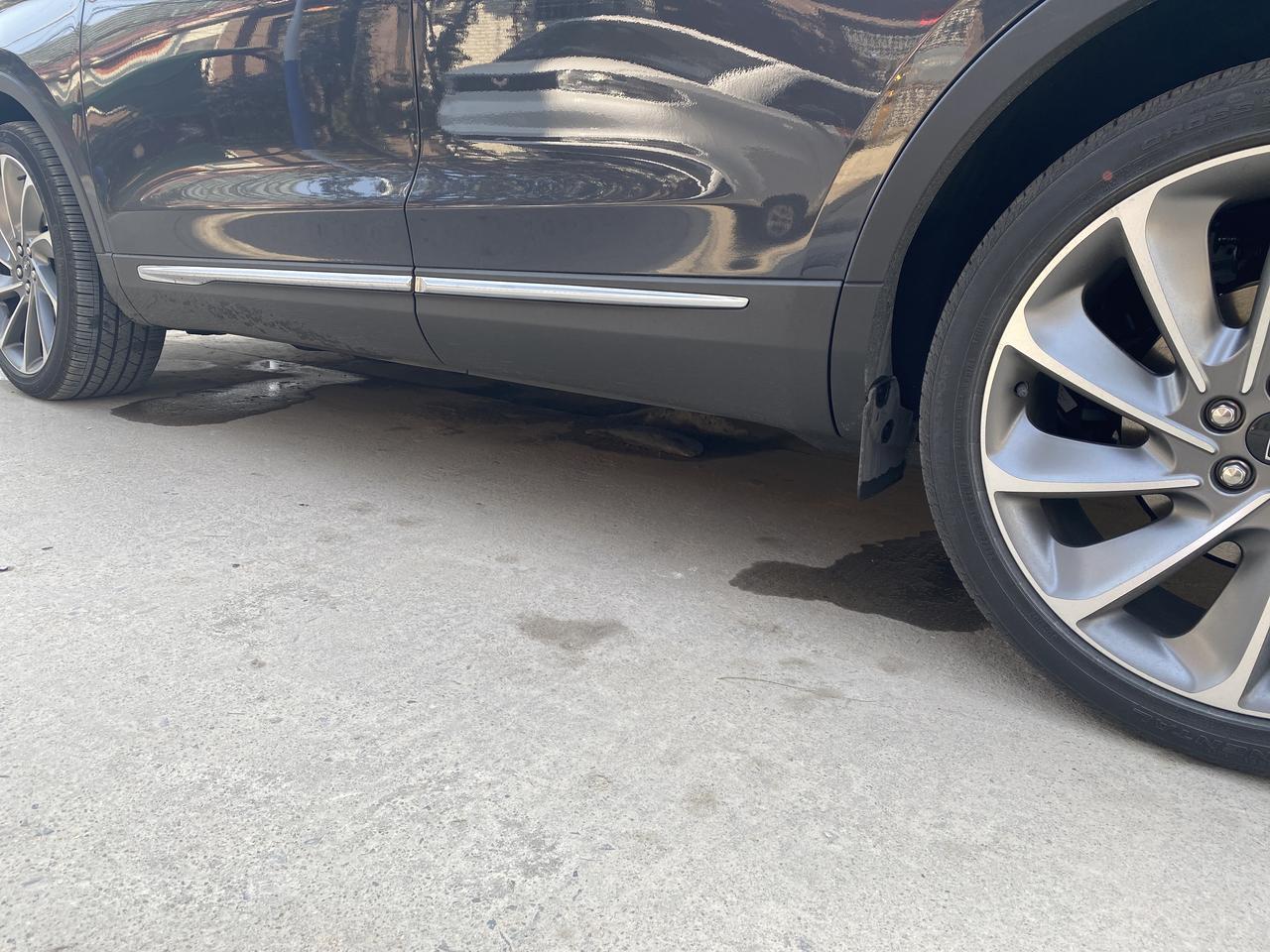 航海家每次停车 四个轮胎前后八个地方都滴水 有时候滴一大摊子正常吗照片是两天拍的