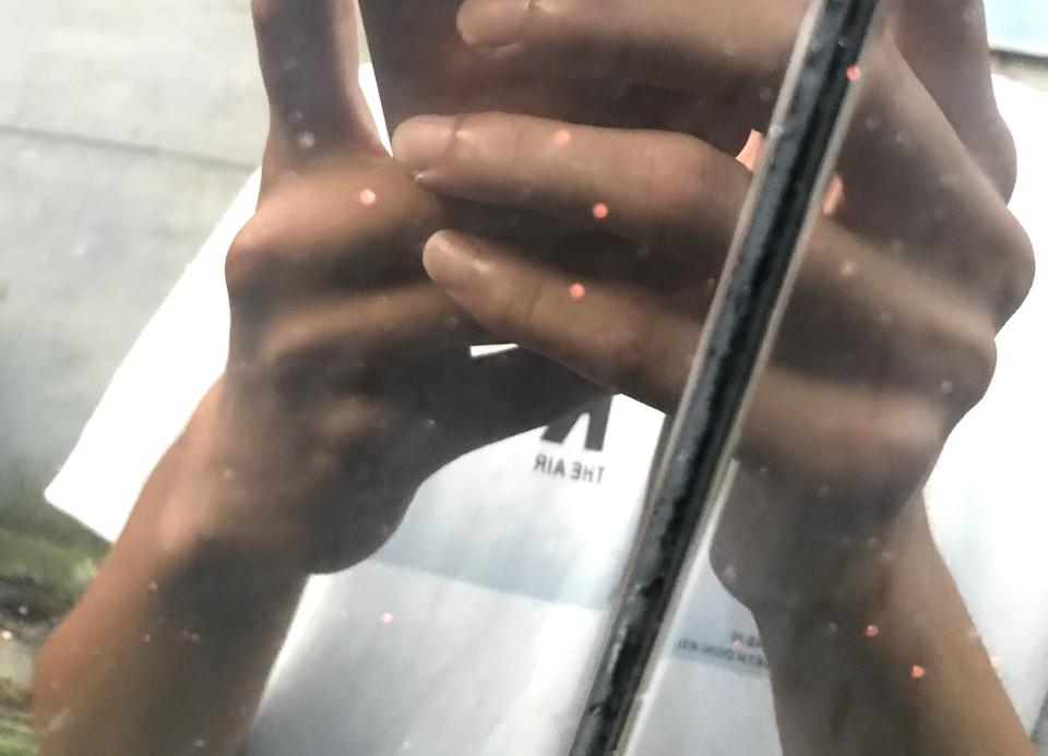 长安UNI-T 车上好多这种红色的小点点是啥？用湿毛巾使劲还能擦掉，有啥方法可以处理的快一点吗？（车漆，还有玻璃上都有）