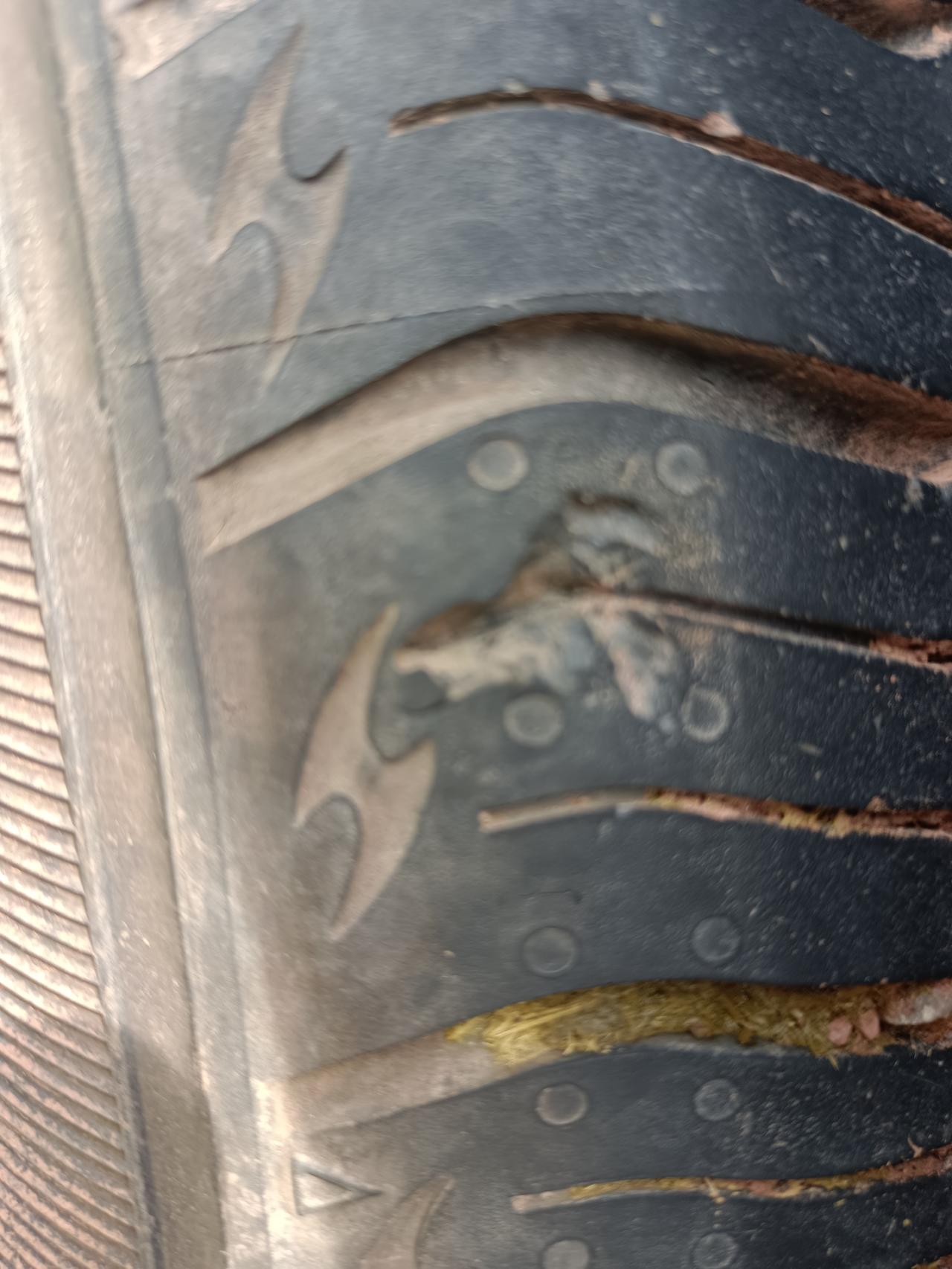 奇瑞瑞虎5x 突然发现前右轮胎这样子了（如图），又要跑一千多公里的长途，怕不怕喔