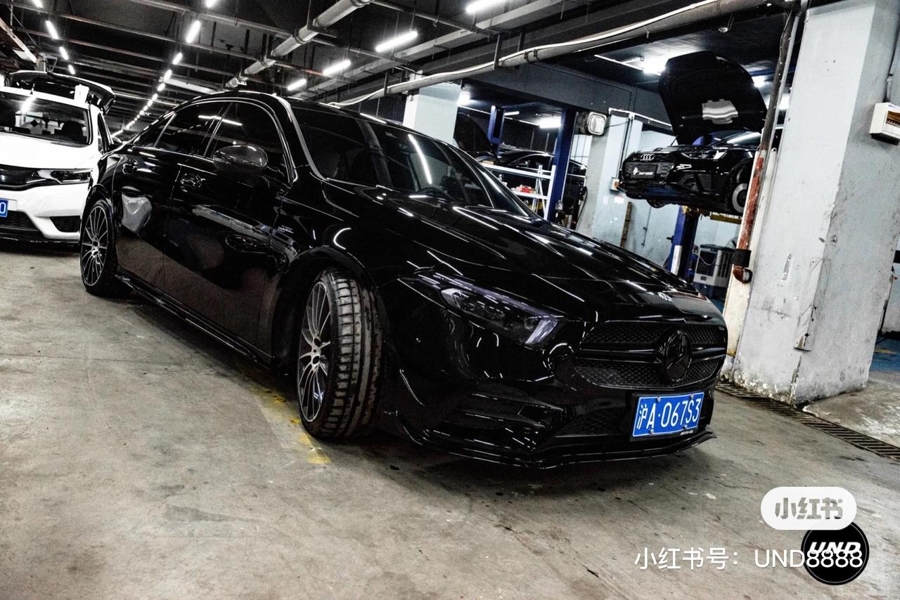 奔驰A级AMG 兄弟们，年轻人买a35l还是glb35 感觉a35l买完改个轮毂和改个中网的黑武士确实帅，但是glb35