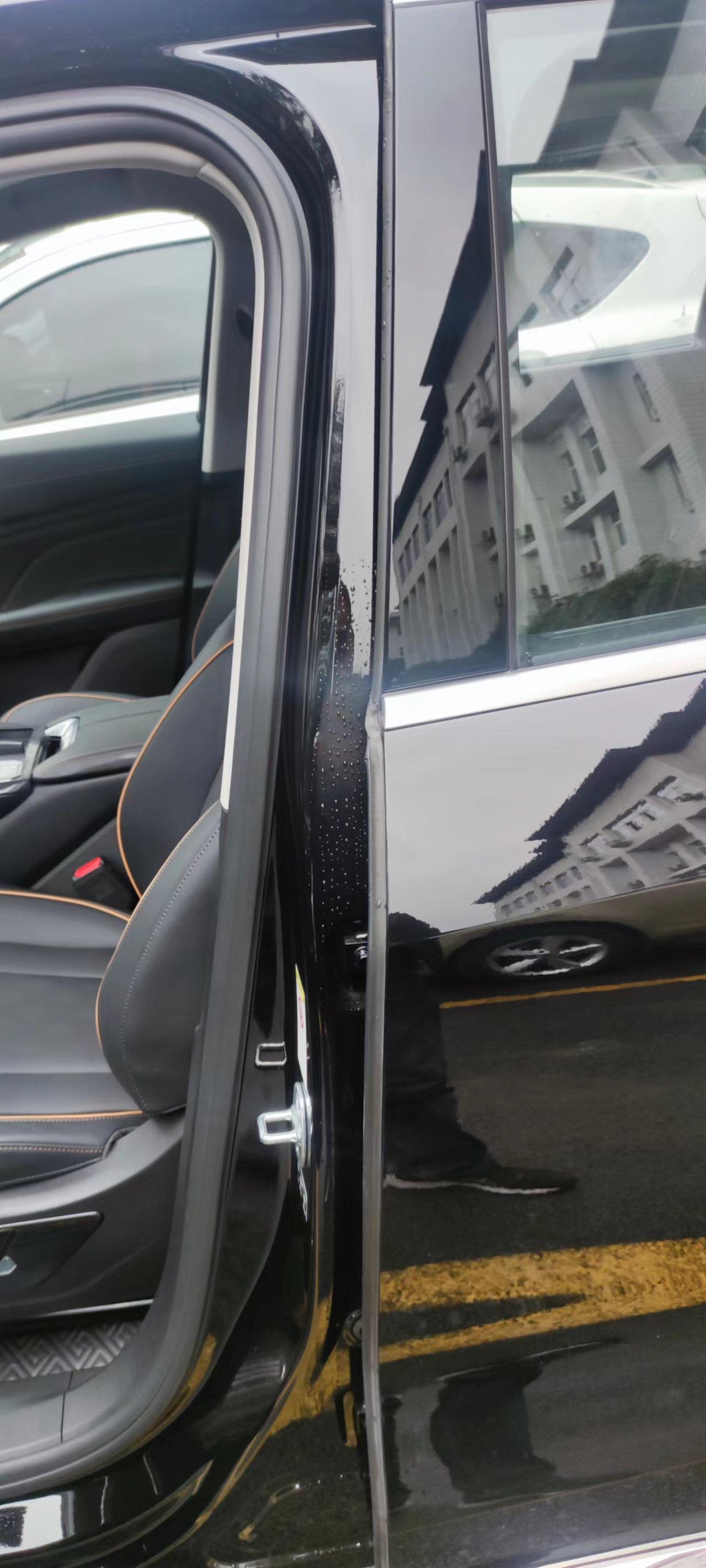 新手小白向各位大神请教：        新提车，拿铁DHT，这几天下雨，昨天开主驾车门发现B柱有好多水珠，这算是正常的吗