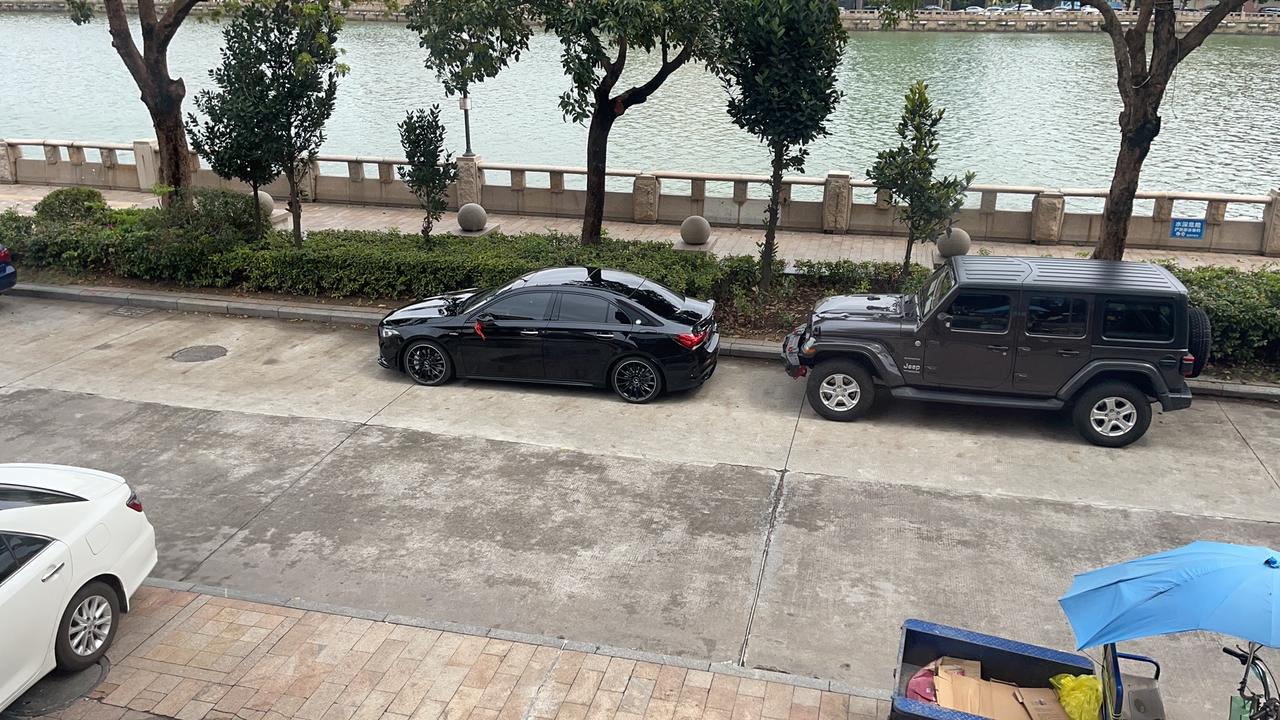 奔驰A级AMG 老哥们刚提的车40时速异响40公里会听到类似石头啪啪啪啪啪砸的不大不小的声音 是不是底盘隔音很差的原因 