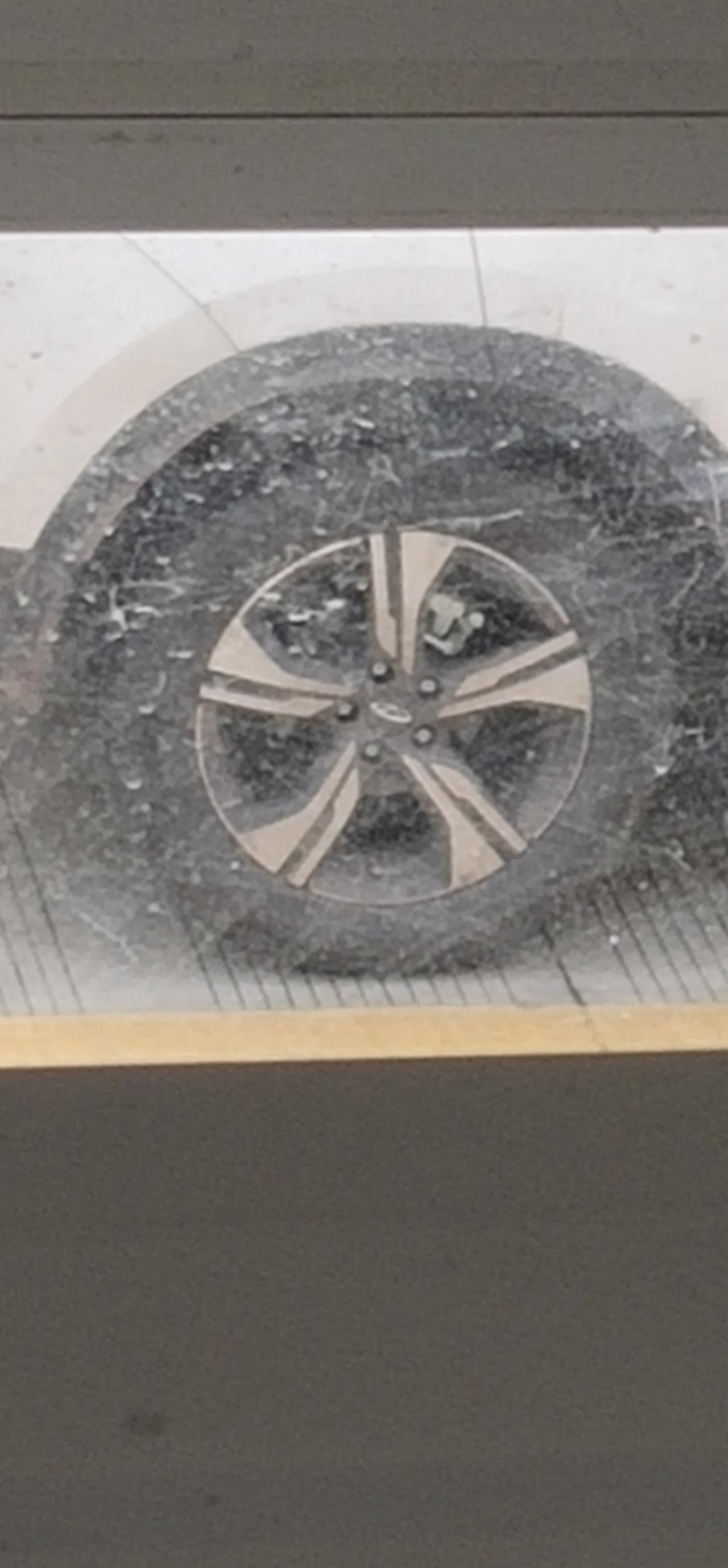 奇瑞瑞虎5x 我想问问车友们，5X的后刹车卡钳为什么是安装在刹车盘上面的呢？这是什么原理？