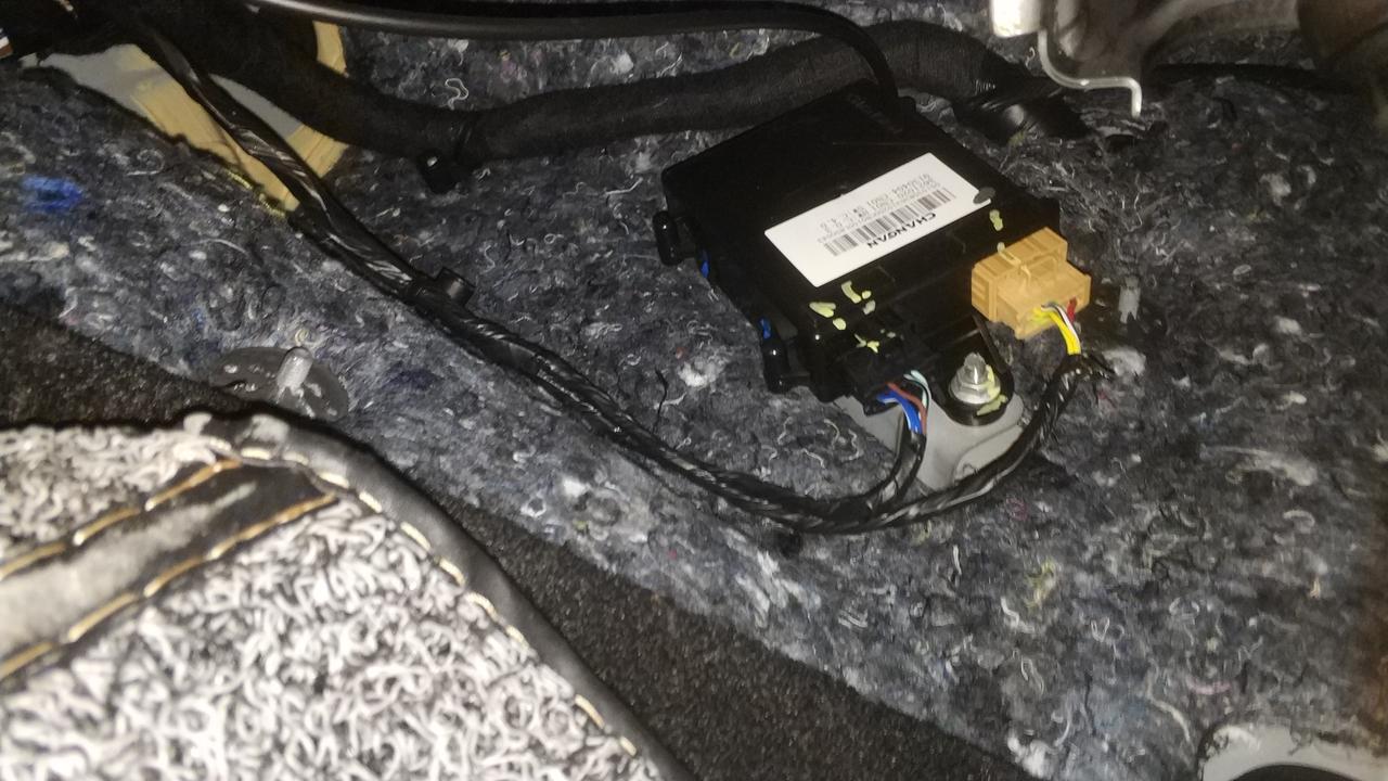 长安UNI-T 你们的主副驾驶脚底最前面有护板吗？我的没有，能看见电机什么的