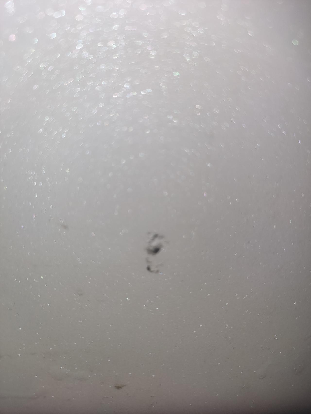 奇瑞瑞虎5x 兄弟们，一血！这个如何处理？被掉下来的玻璃砸到一个小点了，伤到底漆了。4S店说整个车门重新喷漆，有必要吗
