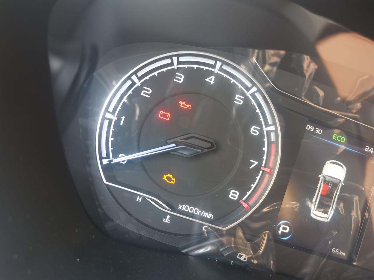 吉利远景X6 昨天刚提的车，今天刚启动骑车，  就亮起了这小油壶什么，我搜了下说什么缺机油  这正常吗？