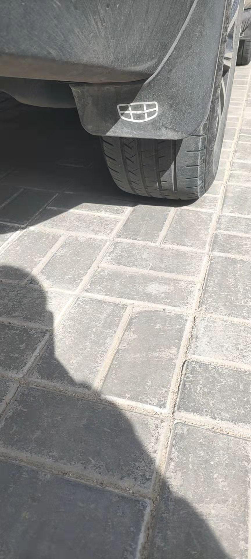 吉利远景X6 大家好，我这个是2020款尊贵版的吉利远景x61.4T的，我才跑19580公里，俩个后轮胎磨损比前轮磨损严