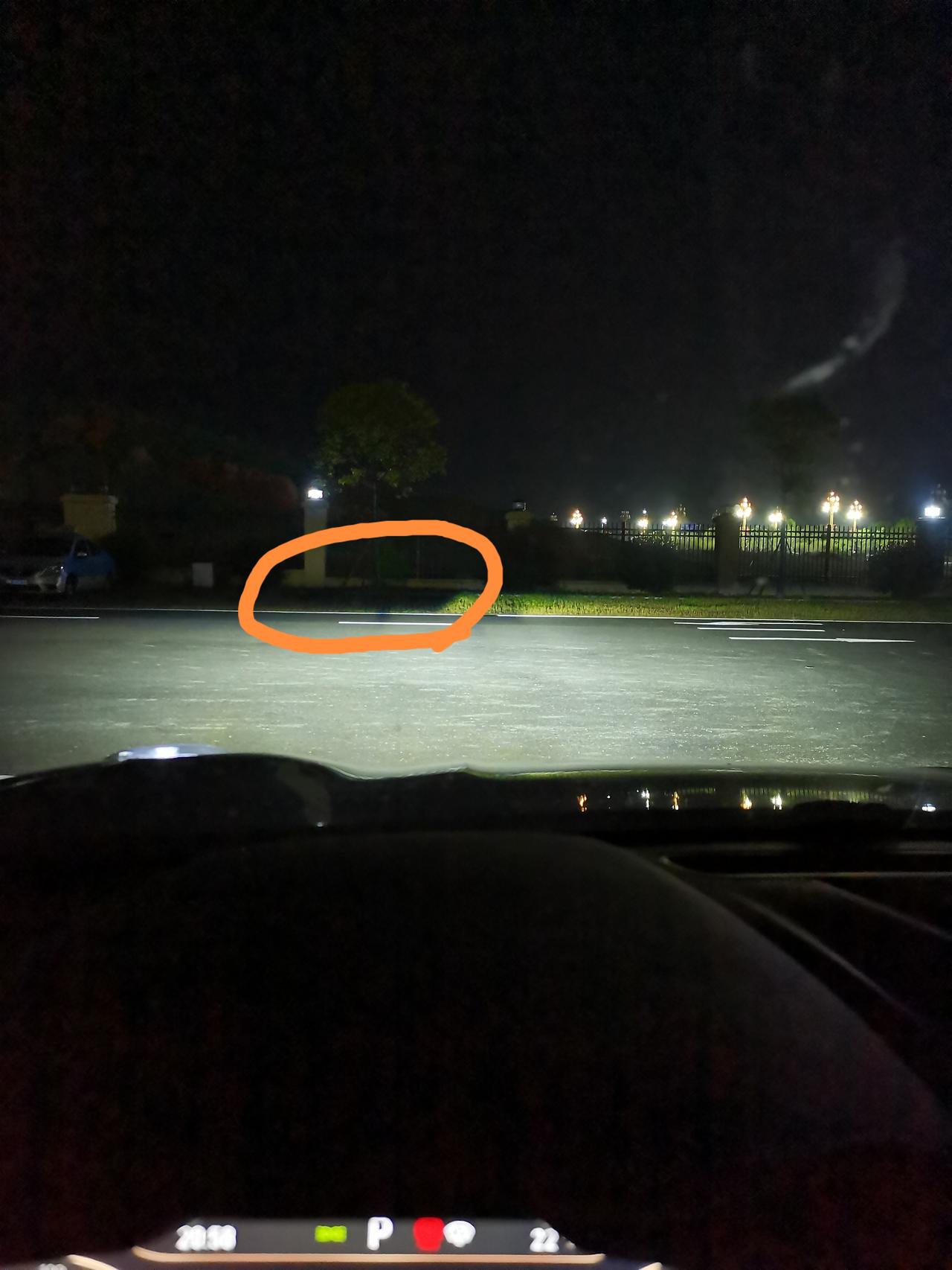 领克01 家人们来看看我的大灯是不是有问题？左边有一小块黑，下车看灯好像又没问题。