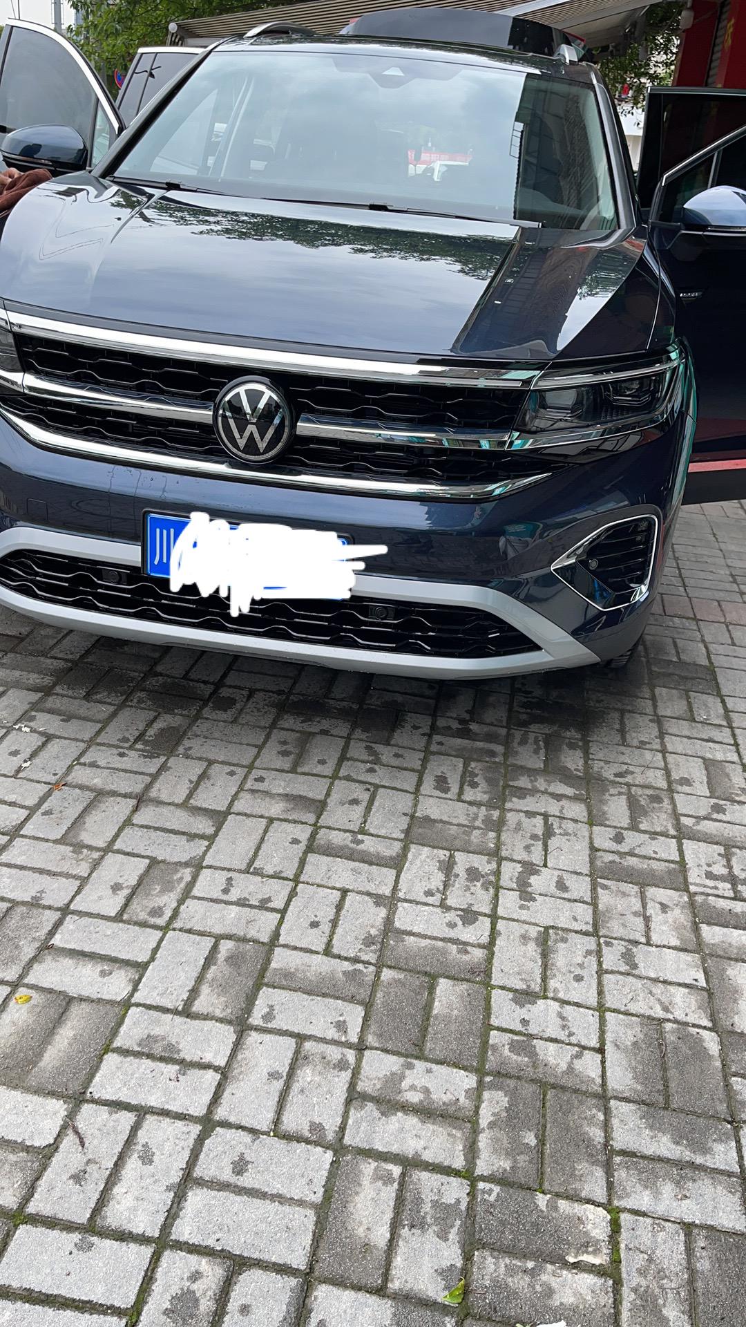 大众揽境 618在网上买了个航空软包，别人让我确认主驾驶和副驾驶座椅的正下方，带不带电脑盒，人在外地，查看不了，车是38