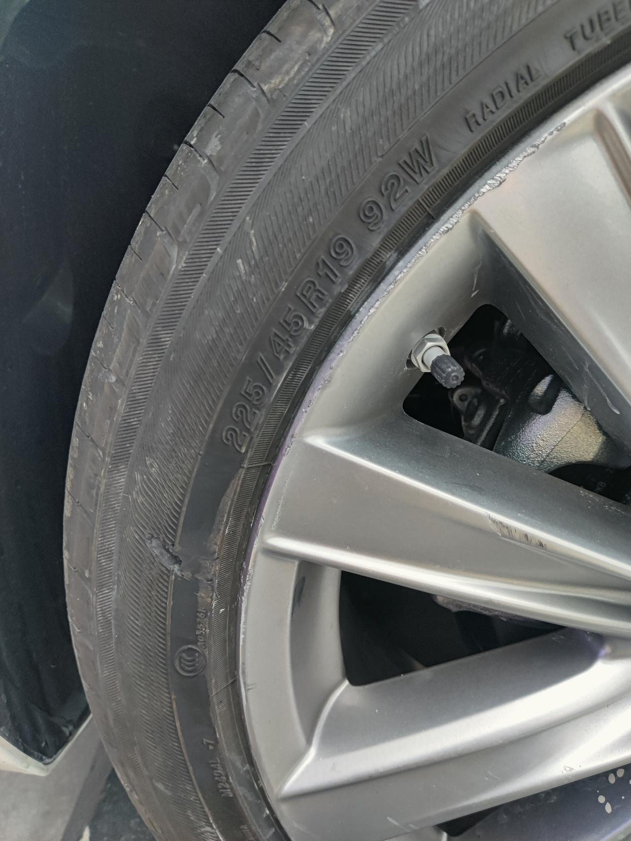 马自达阿特兹 蹭马路牙子上了，又后胎有个小坑，请问这种需要换胎吗？