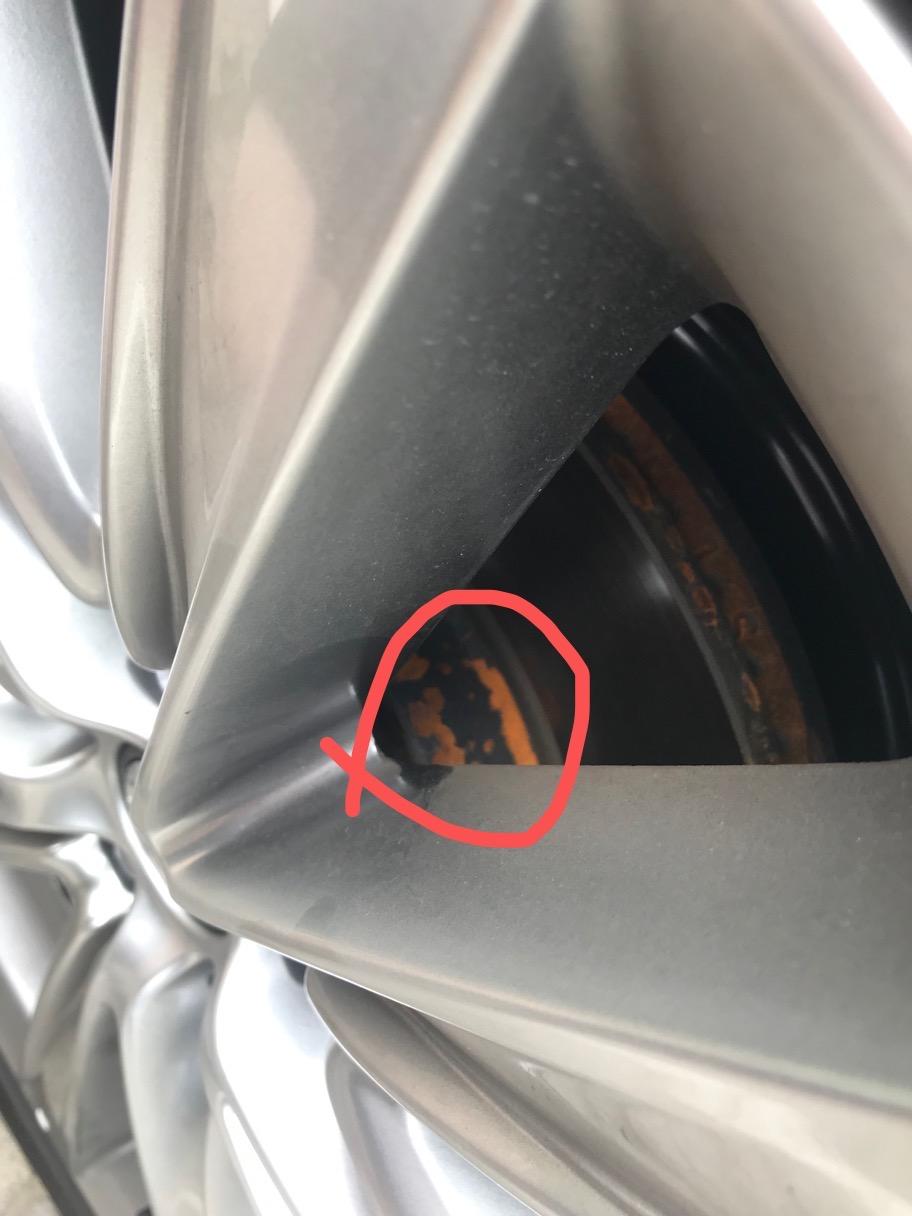 马自达阿特兹 刚提车两周，这个位置镀层爆开了一些，生锈了，有这种情况的吗？还有就是车子正常行驶过程中有刹车磨损的声音
