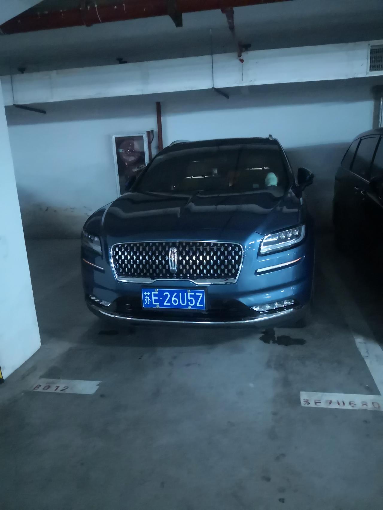 请问一下，我3月份买了一辆2，7排量的航海家总统版订，在停车几小后后令自动报警，灯光双跳，时间点达3分钟请教一下这是什么
